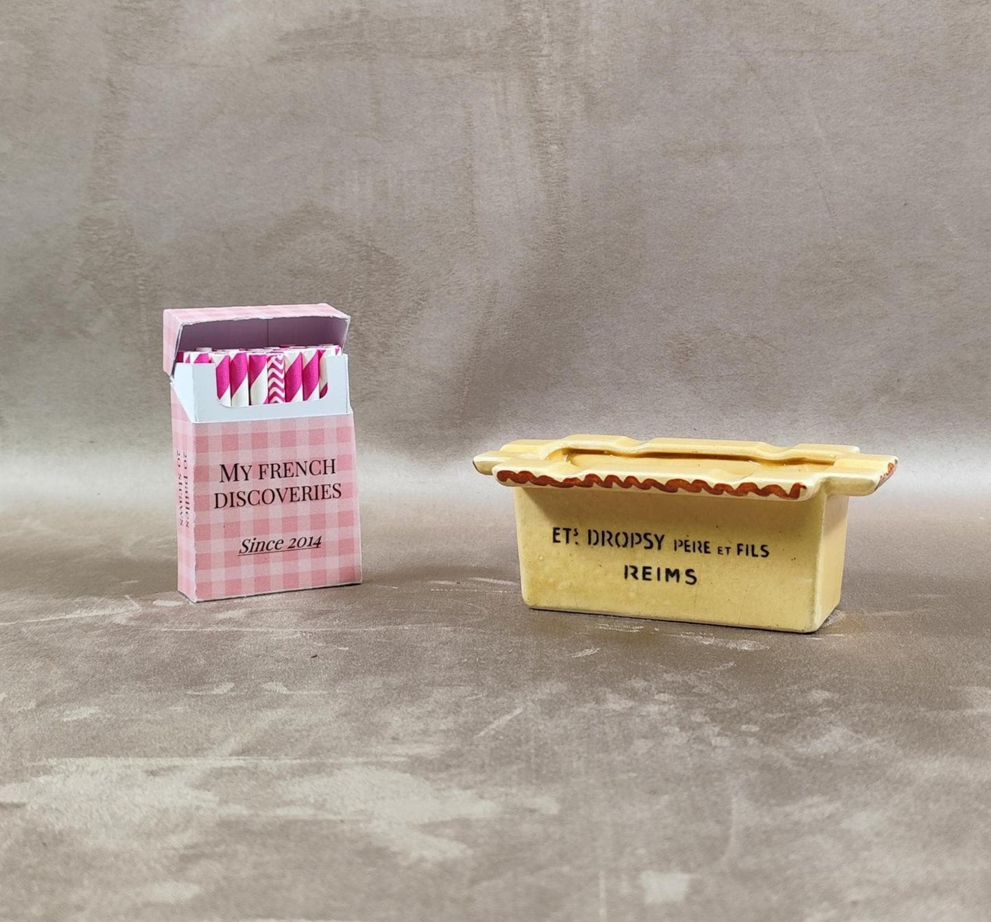 Cendrier publicitaire Dropsy Père et Fils en céramique Forme carton demballage Reims