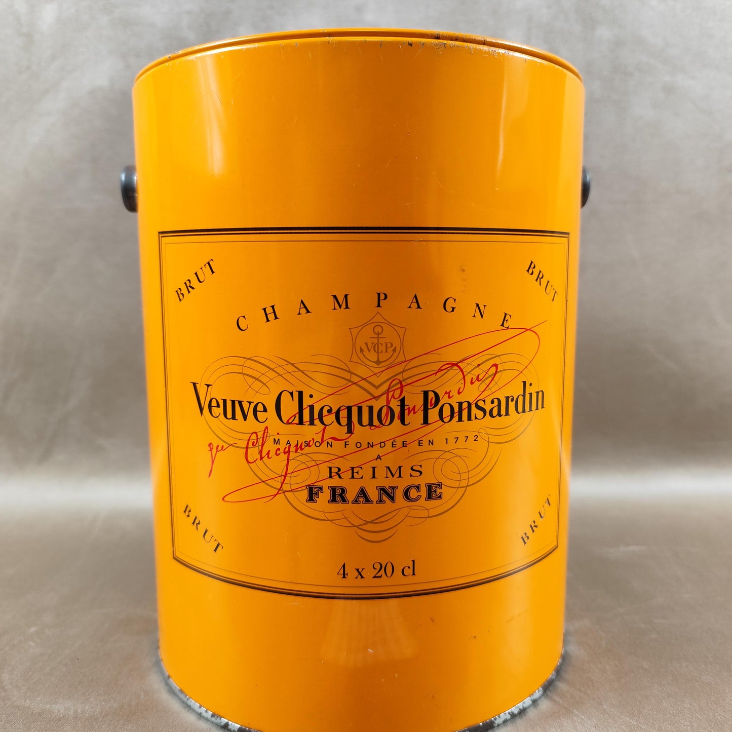 Seau à champagne Veuve Clicquot Ponsardin en métal orange Modèle publicitaire Vintage