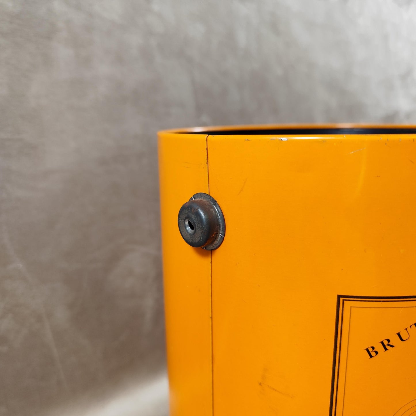 Seau à champagne Veuve Clicquot Ponsardin en métal orange Modèle publicitaire Vintage