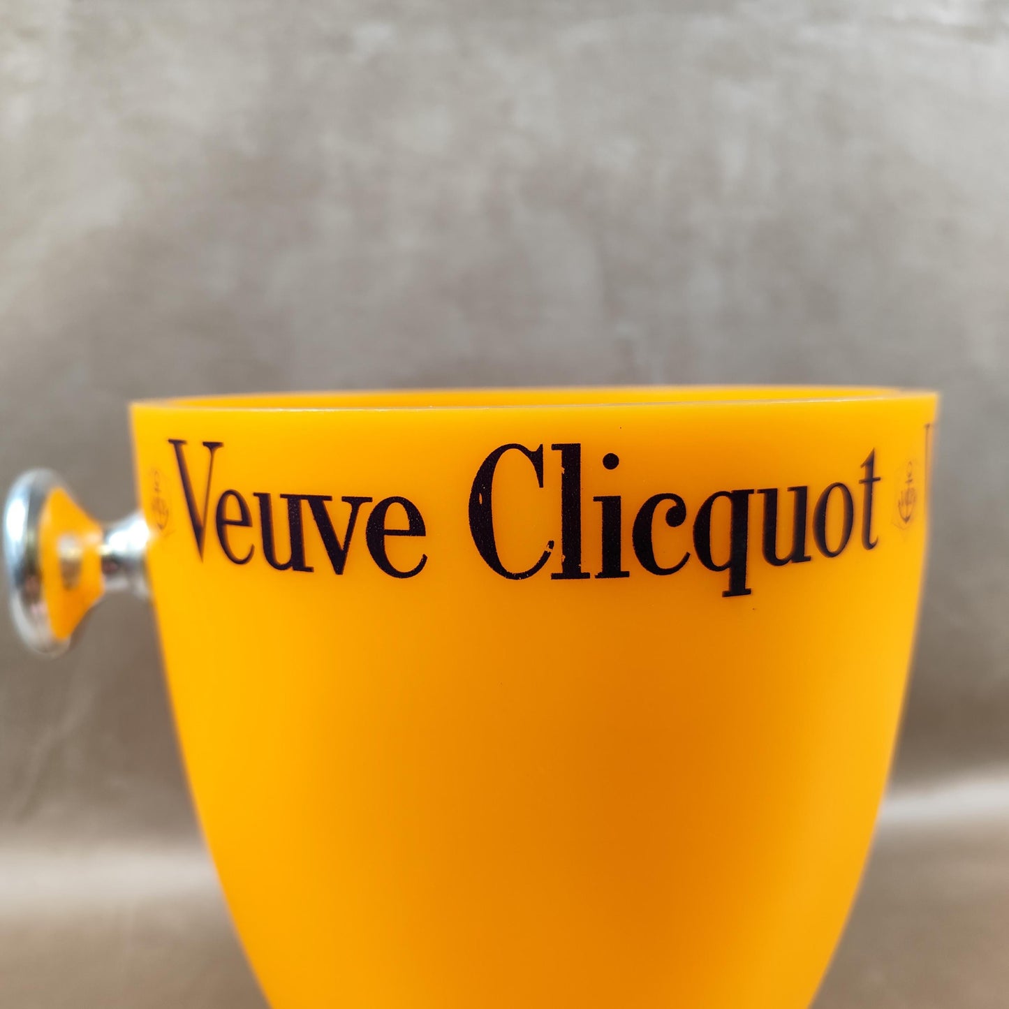 Seau à champagne Veuve Clicquot en plastique orange Poignée argent Vintage bar