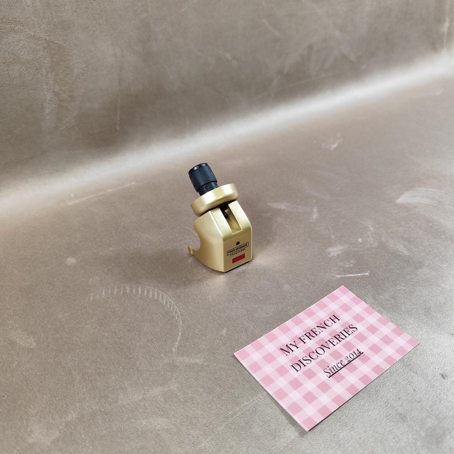 Bouchon stoppeur champagne Piper-Heidsieck en plastique doré Accessoire publicitaire