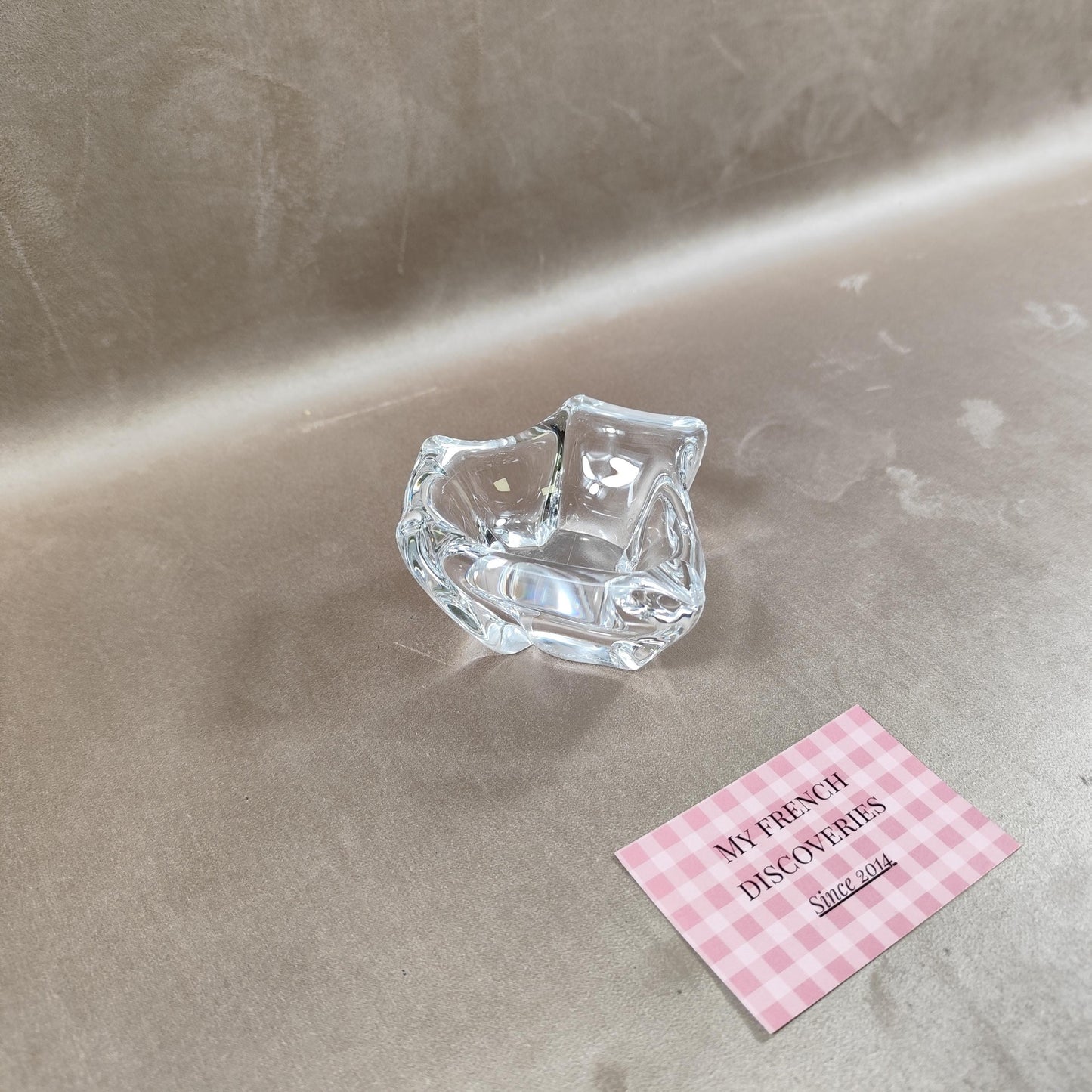 Cendrier en cristal Daum signé Modèle triangulaire Cristal français vintage