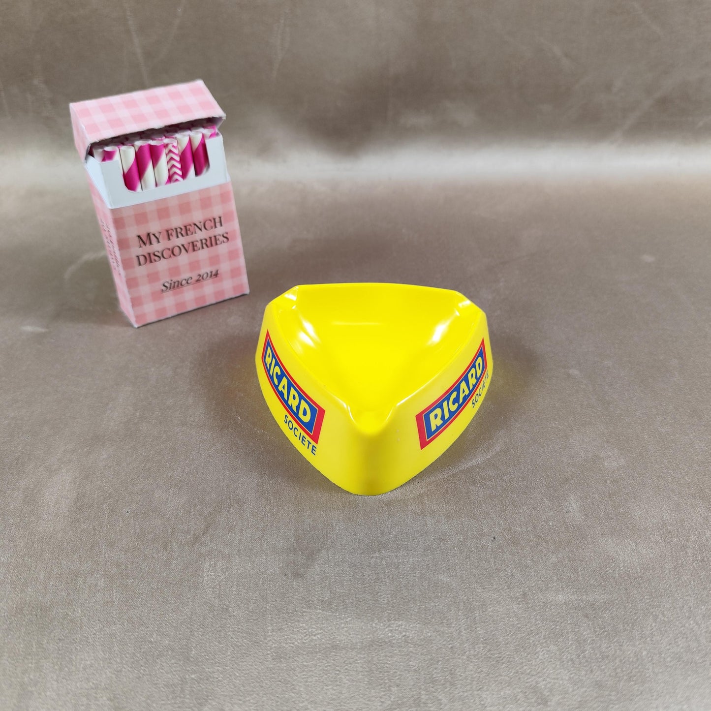 Cendrier Ricard Société jaune en plastique Objet publicitaire vintage Bar bistrot