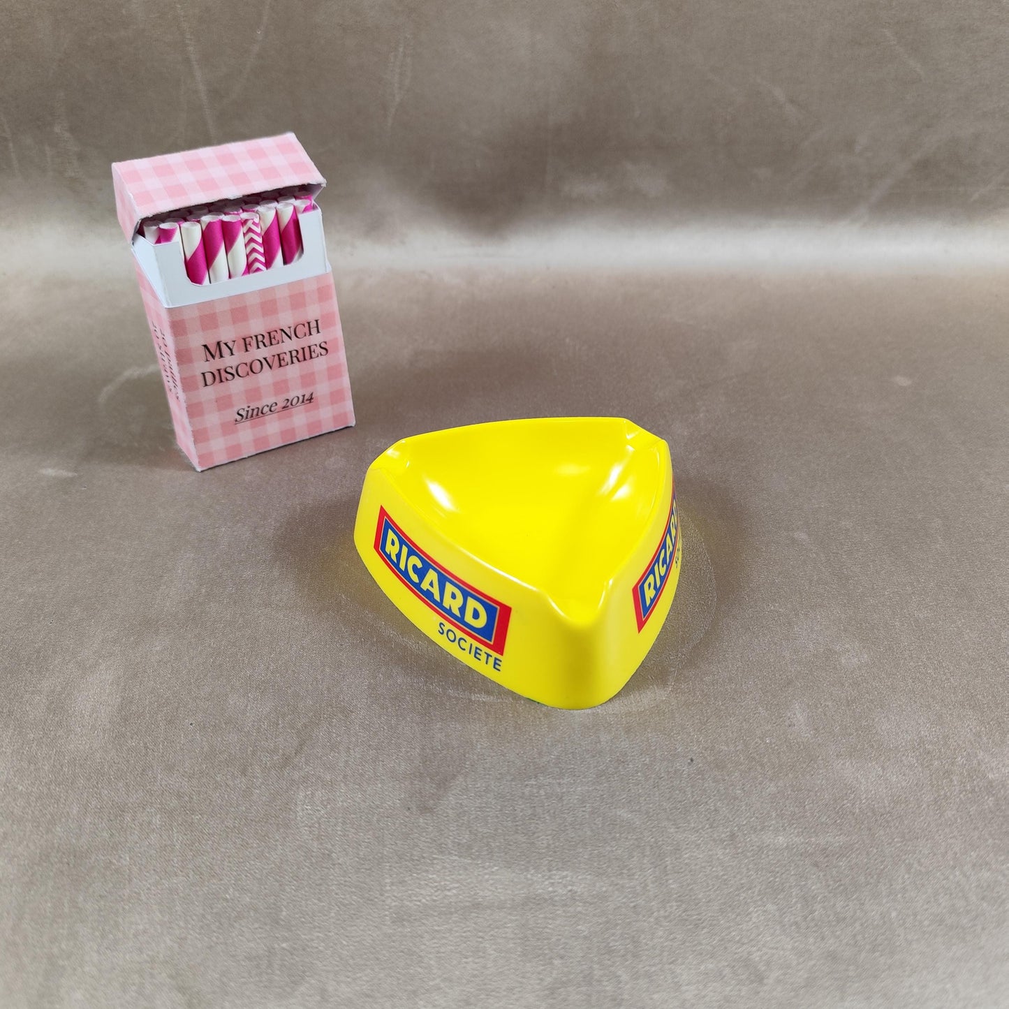 Cendrier Ricard Société jaune en plastique Objet publicitaire vintage Bar bistrot