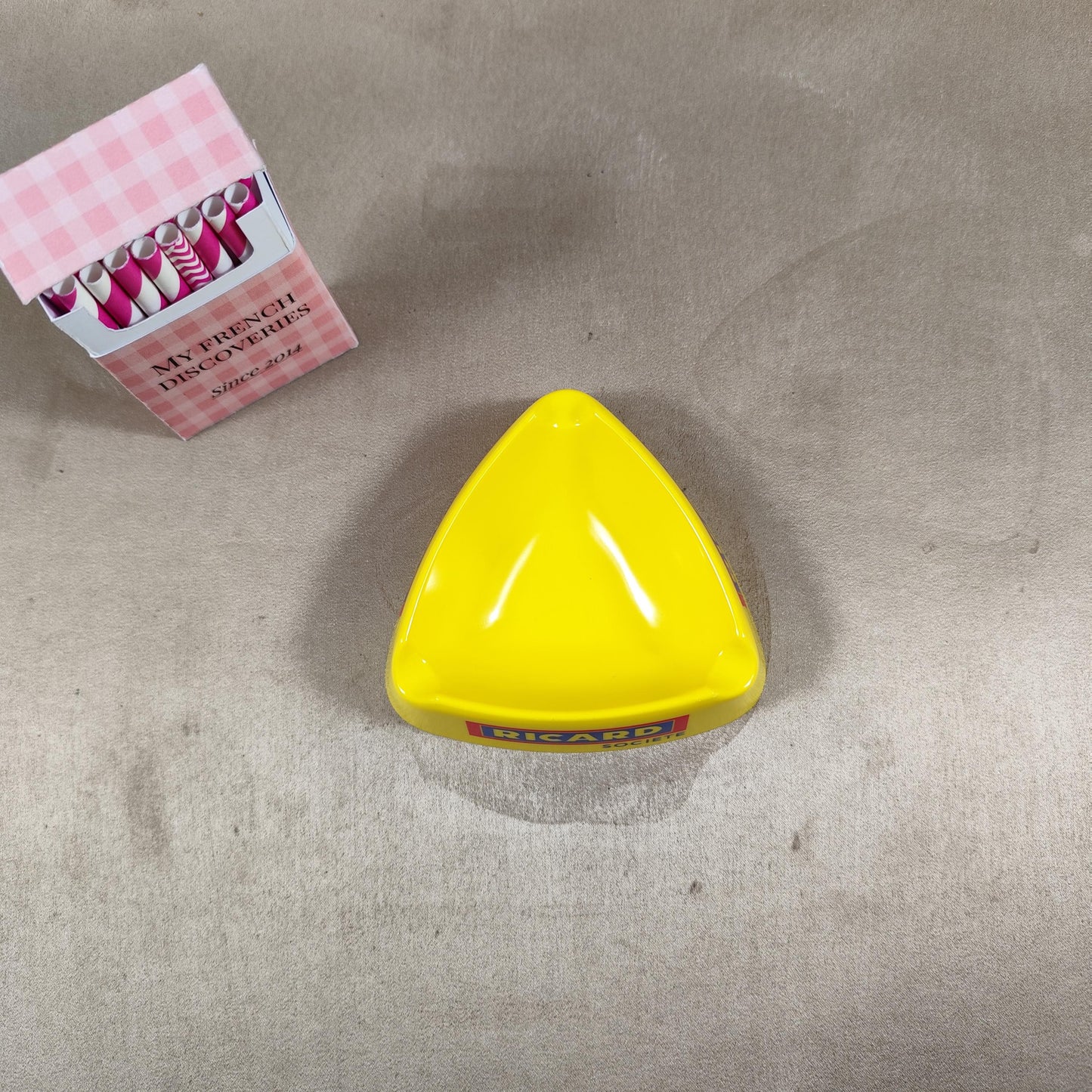 Cendrier Ricard Société jaune en plastique Objet publicitaire vintage Bar bistrot