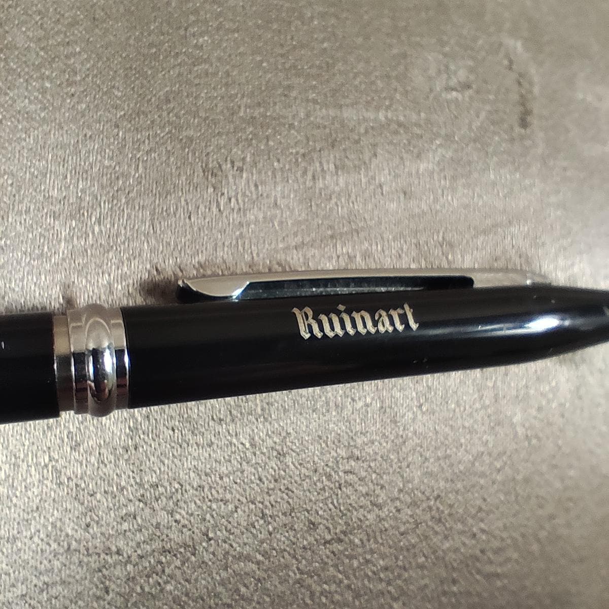 Stylo-bille Ruinart en métal noir Objet publicitaire champagne Vintage