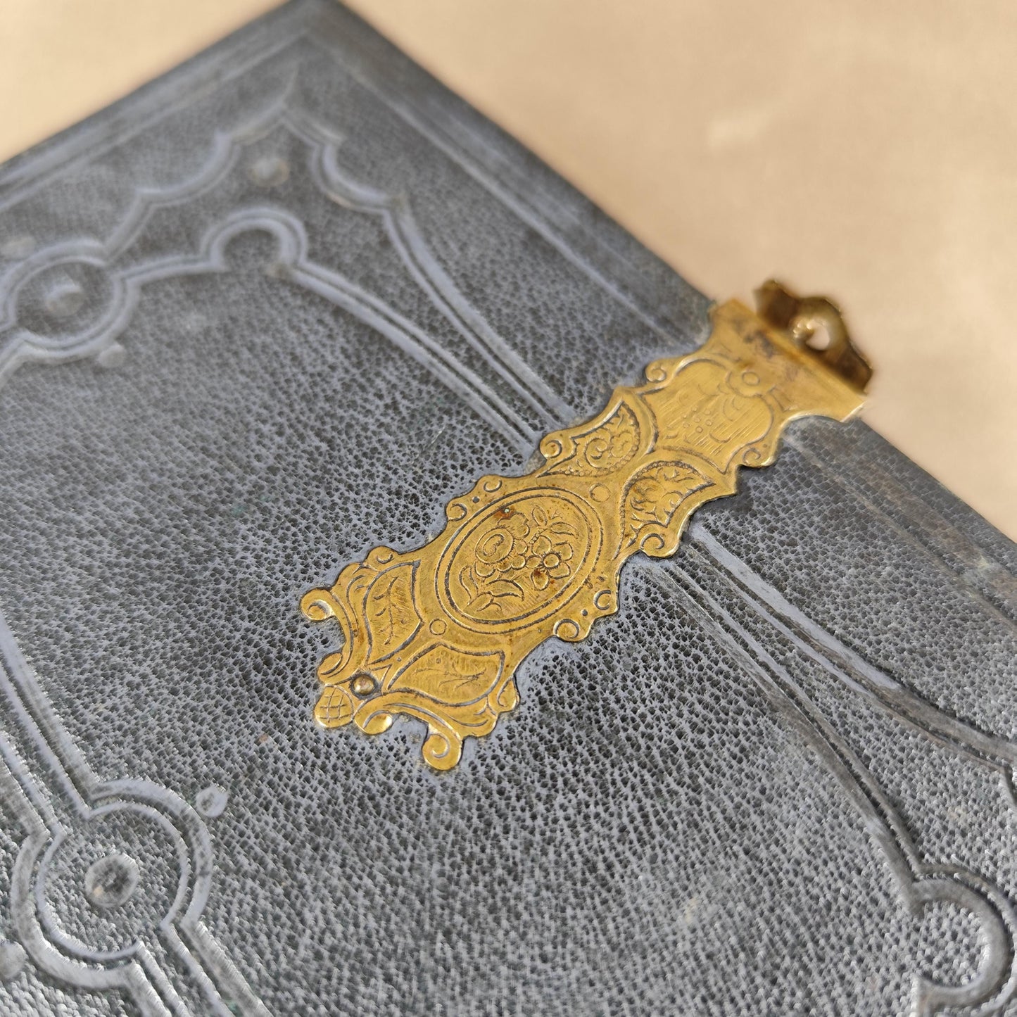 Album photo ancien en cuir avec fermoir en laiton Fin XIXe siècle Photographies anciennes