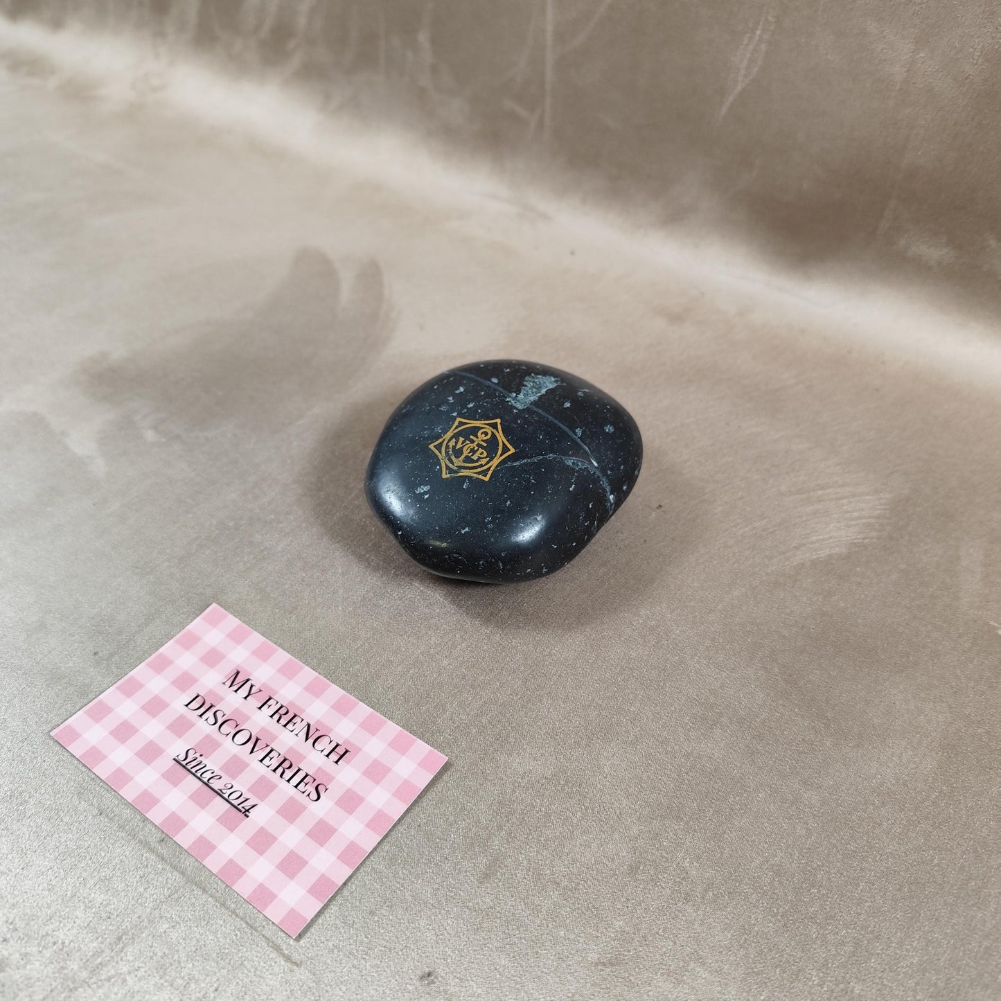 Presse-papiers Veuve Clicquot en pierre noire Objet publicitaire Champagne