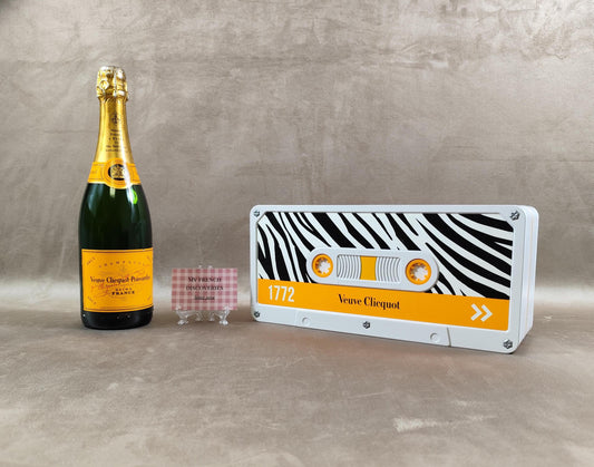 Boîte Veuve Clicquot design cassette audio Coffret publicitaire vintage champagne Décoration bar années 80