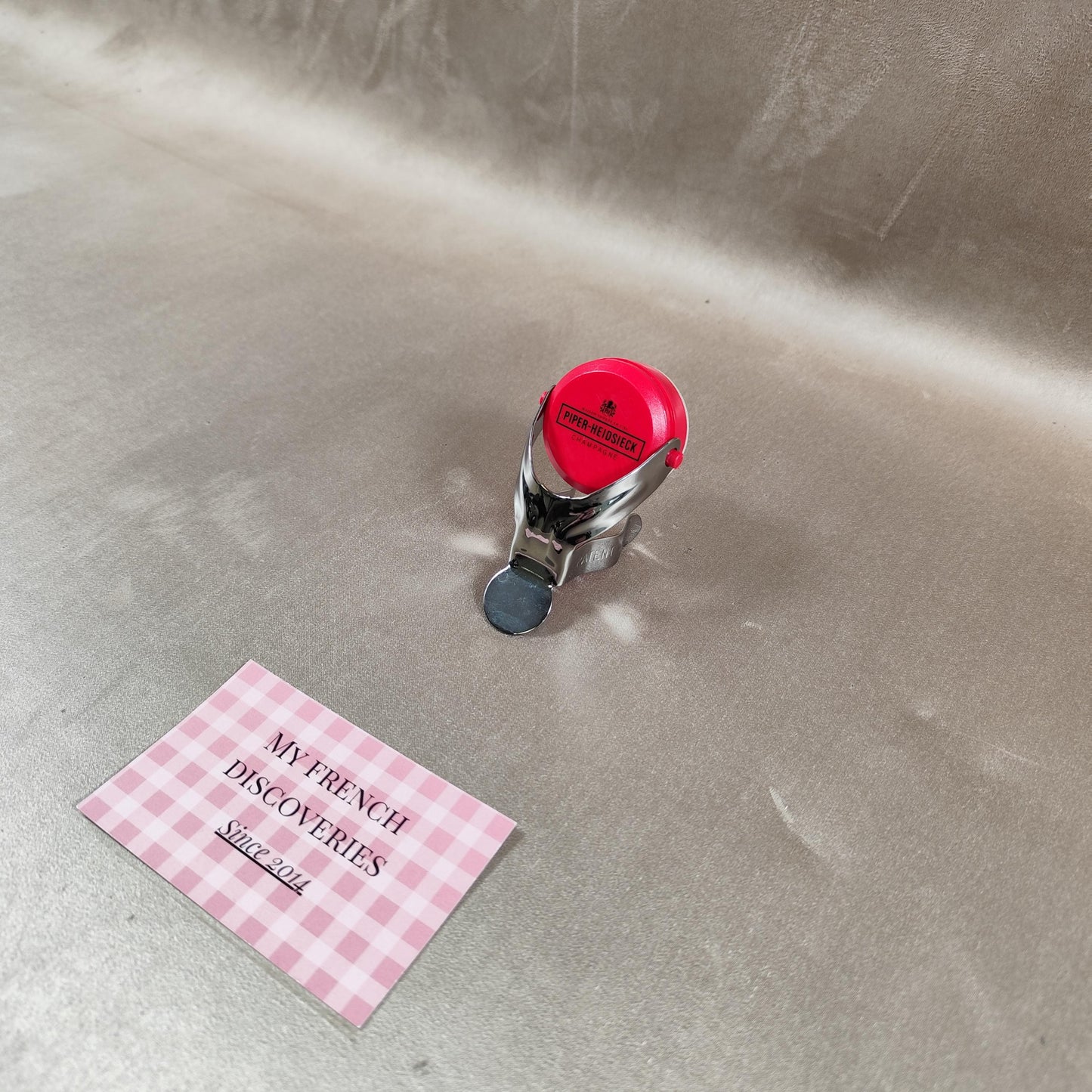 Bouchon stoppeur de champagne Piper-Heidsieck Plastique rouge et métal Accessoire bar