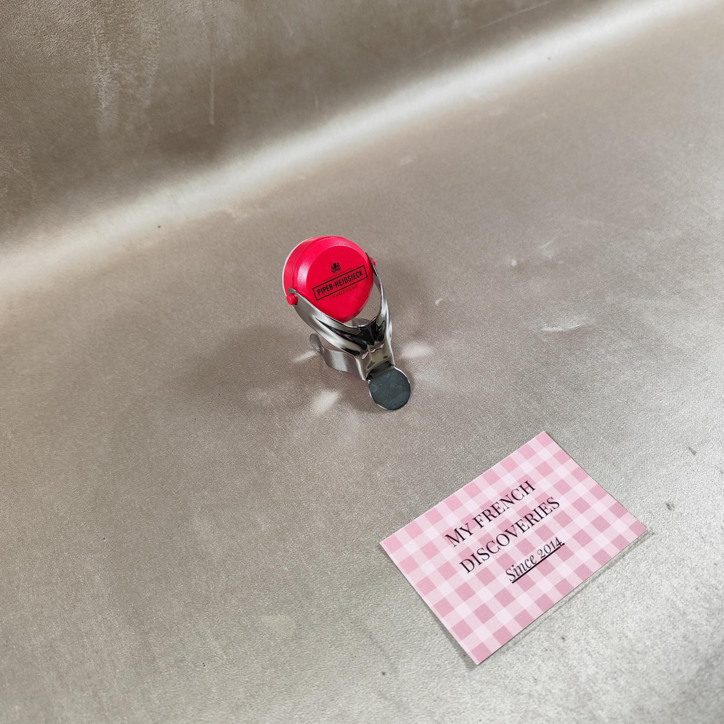 Bouchon stoppeur de champagne Piper-Heidsieck Plastique rouge et métal Accessoire bar