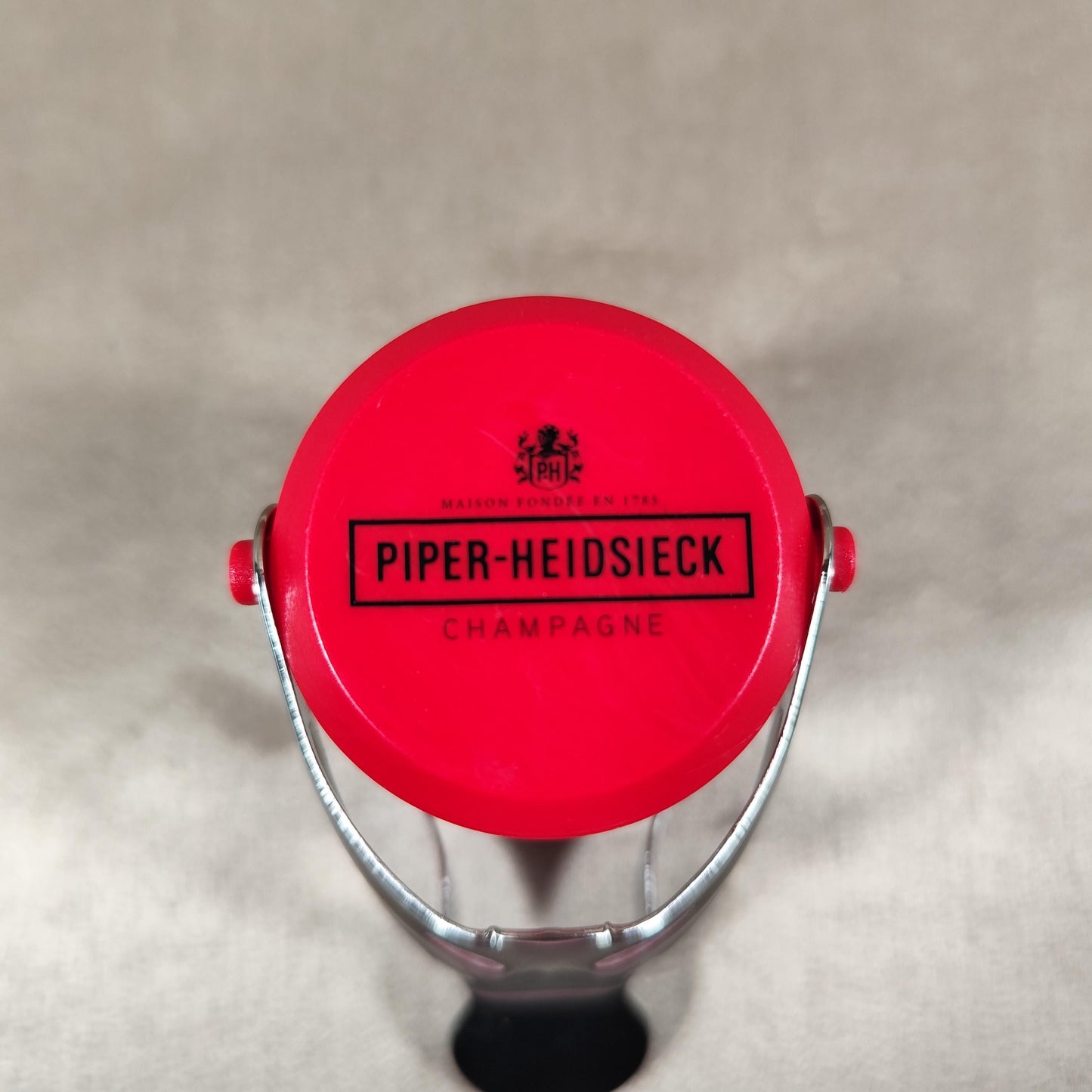 Bouchon stoppeur de champagne Piper-Heidsieck Plastique rouge et métal Accessoire bar