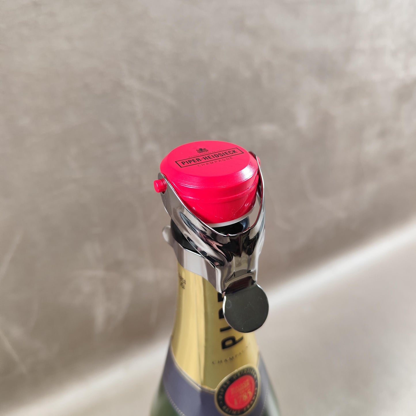 Bouchon stoppeur de champagne Piper-Heidsieck Plastique rouge et métal Accessoire bar