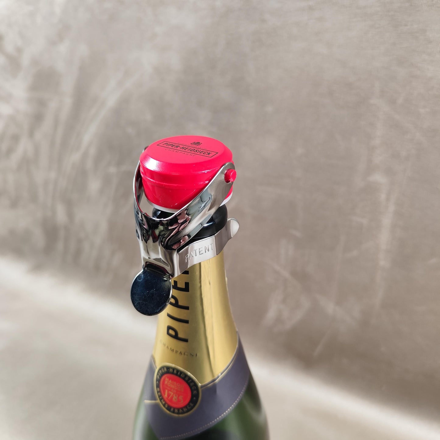 Bouchon stoppeur de champagne Piper-Heidsieck Plastique rouge et métal Accessoire bar