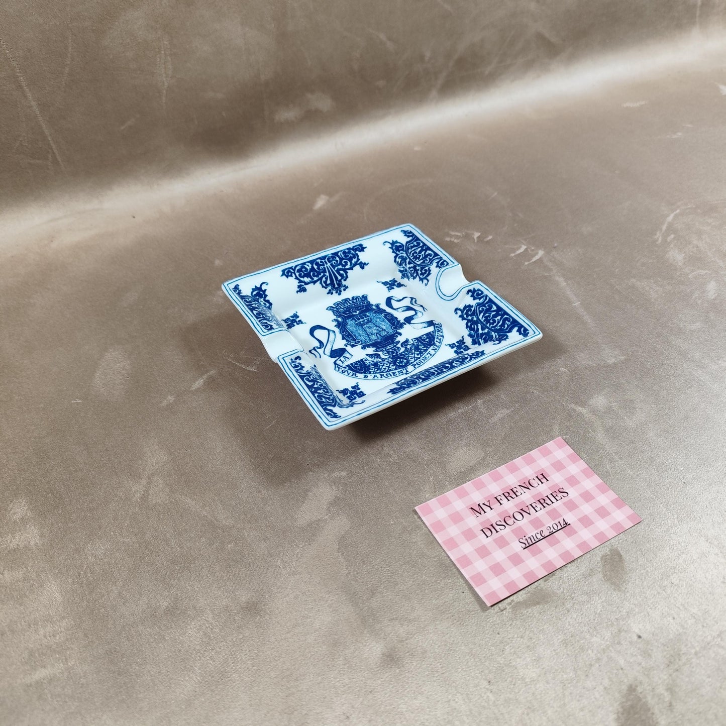 VERY RARE Cendrier La Tour dArgent en porcelaine de Limoges Décor bleu Paris