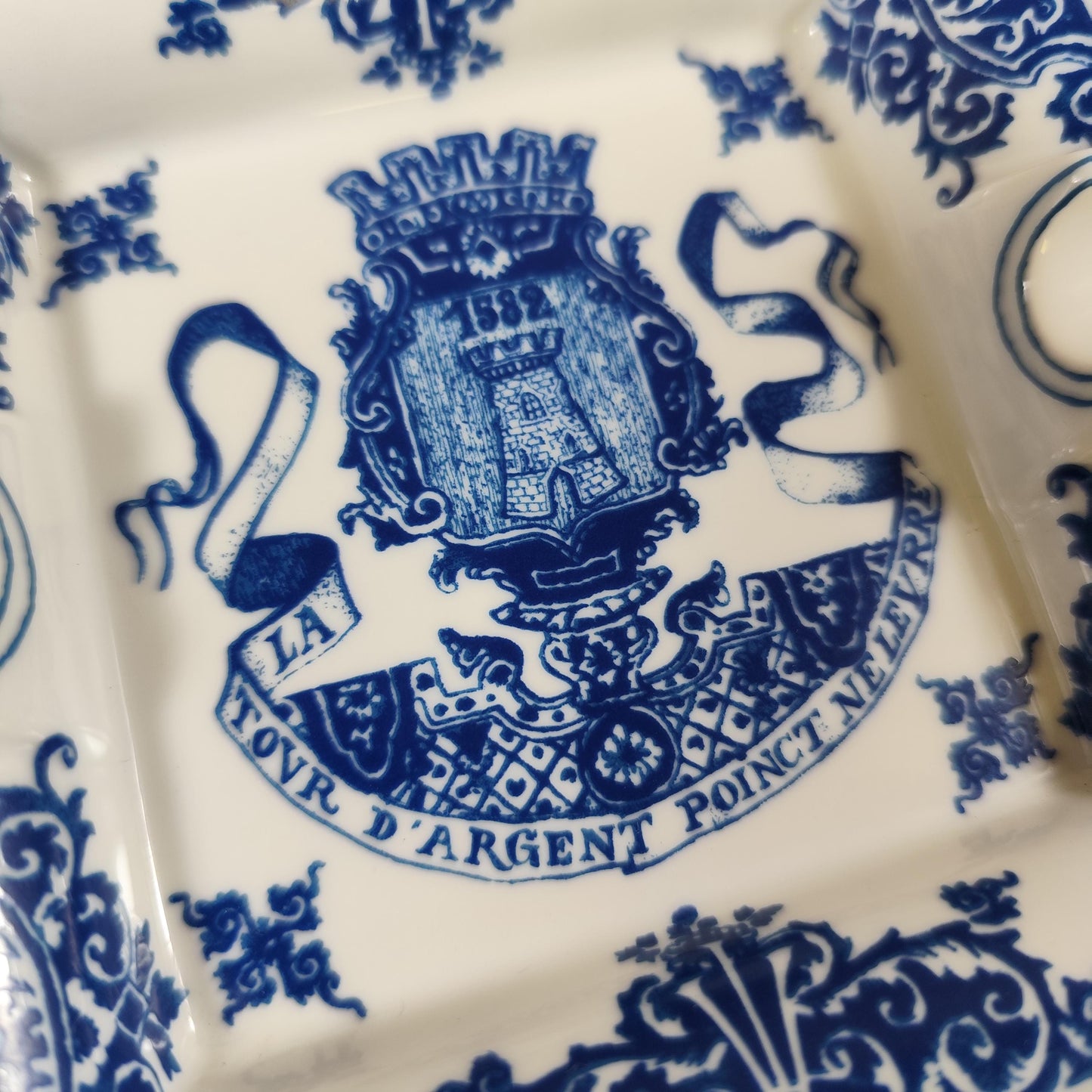 VERY RARE Cendrier La Tour dArgent en porcelaine de Limoges Décor bleu Paris