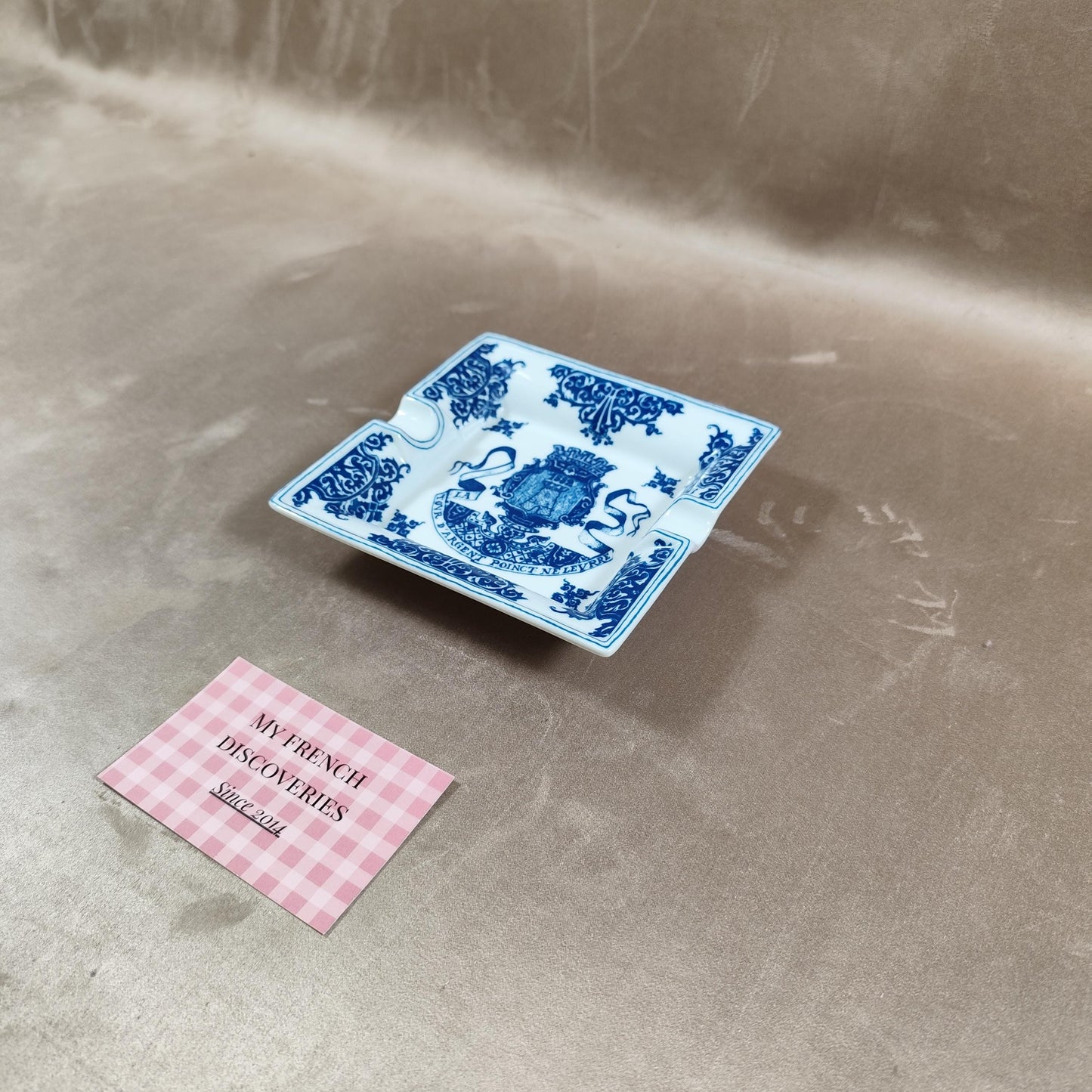 VERY RARE Cendrier La Tour dArgent en porcelaine de Limoges Décor bleu Paris