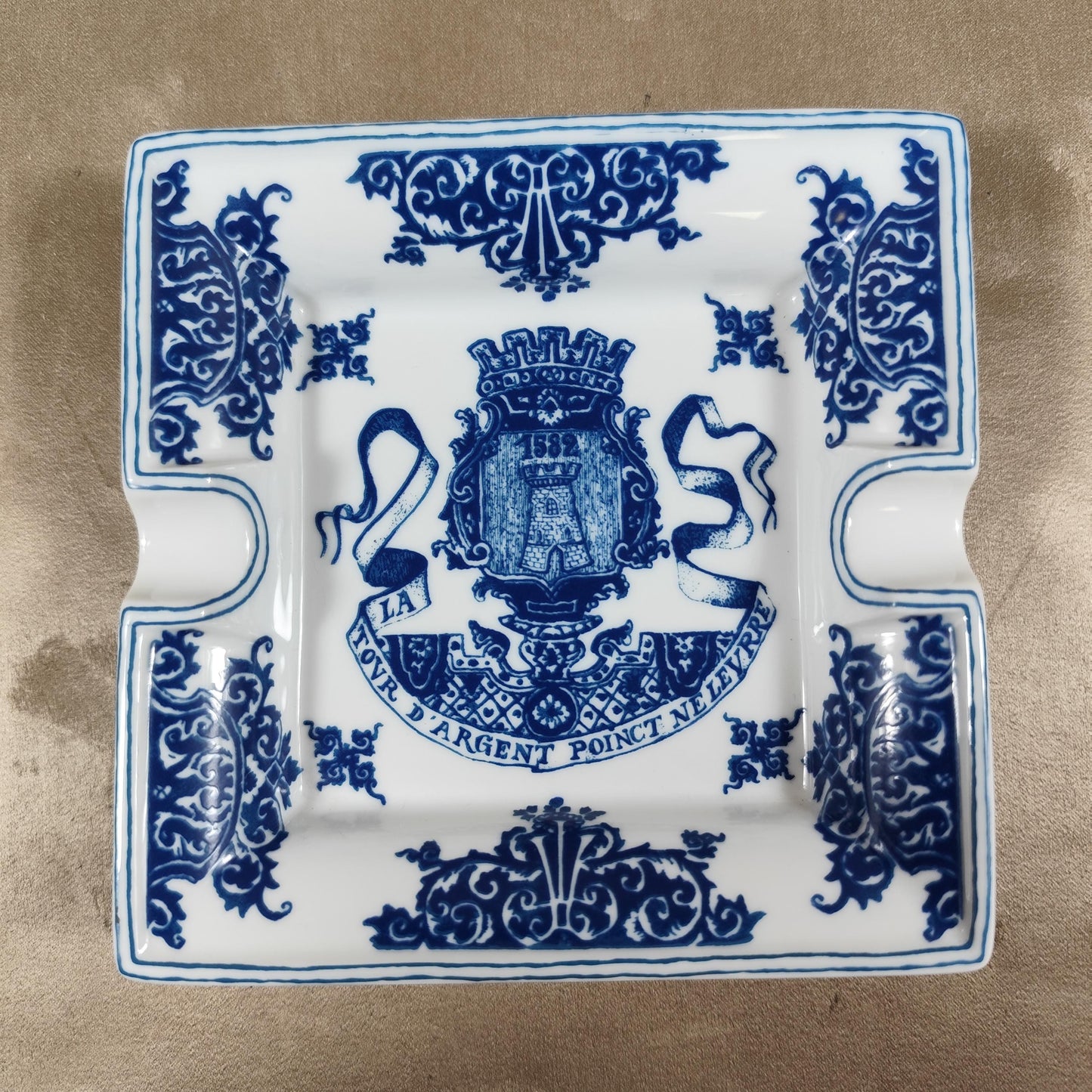 VERY RARE Cendrier La Tour dArgent en porcelaine de Limoges Décor bleu Paris