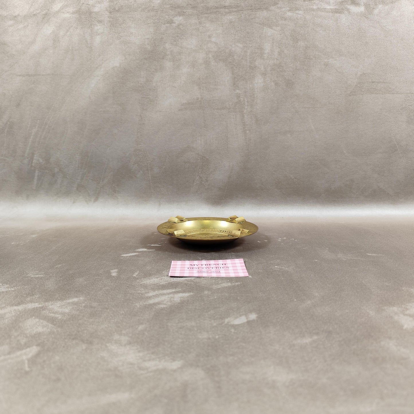 Cendrier ancien en laiton décor floral gravé Style Art nouveau