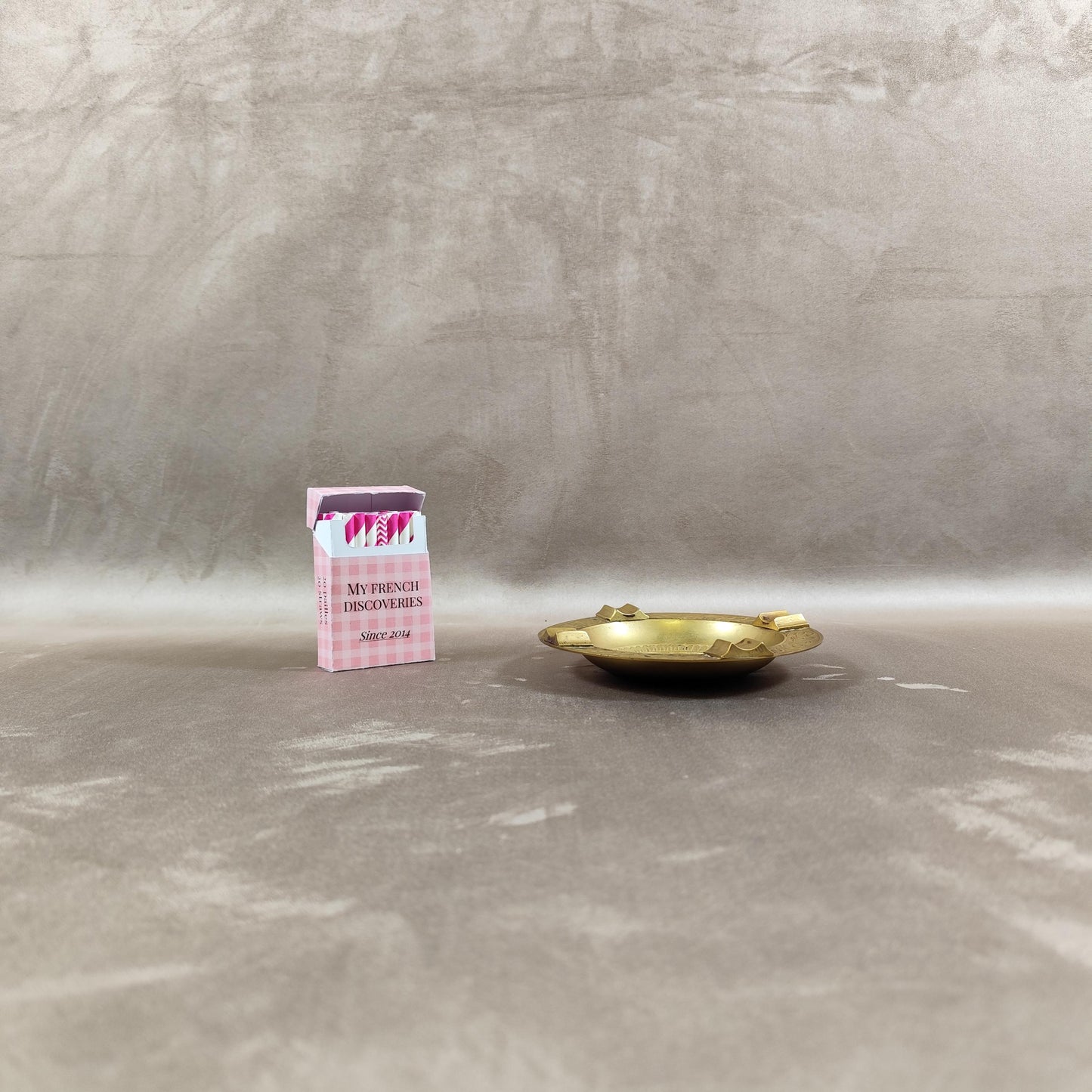 Cendrier ancien en laiton décor floral gravé Style Art nouveau