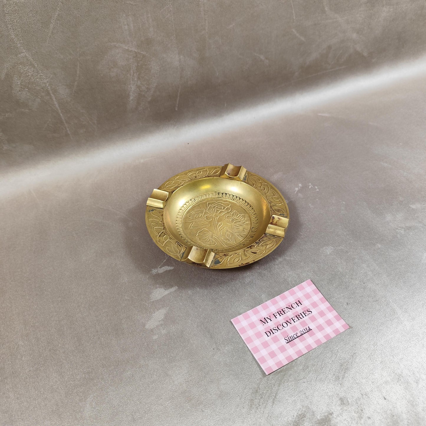 Cendrier ancien en laiton décor floral gravé Style Art nouveau