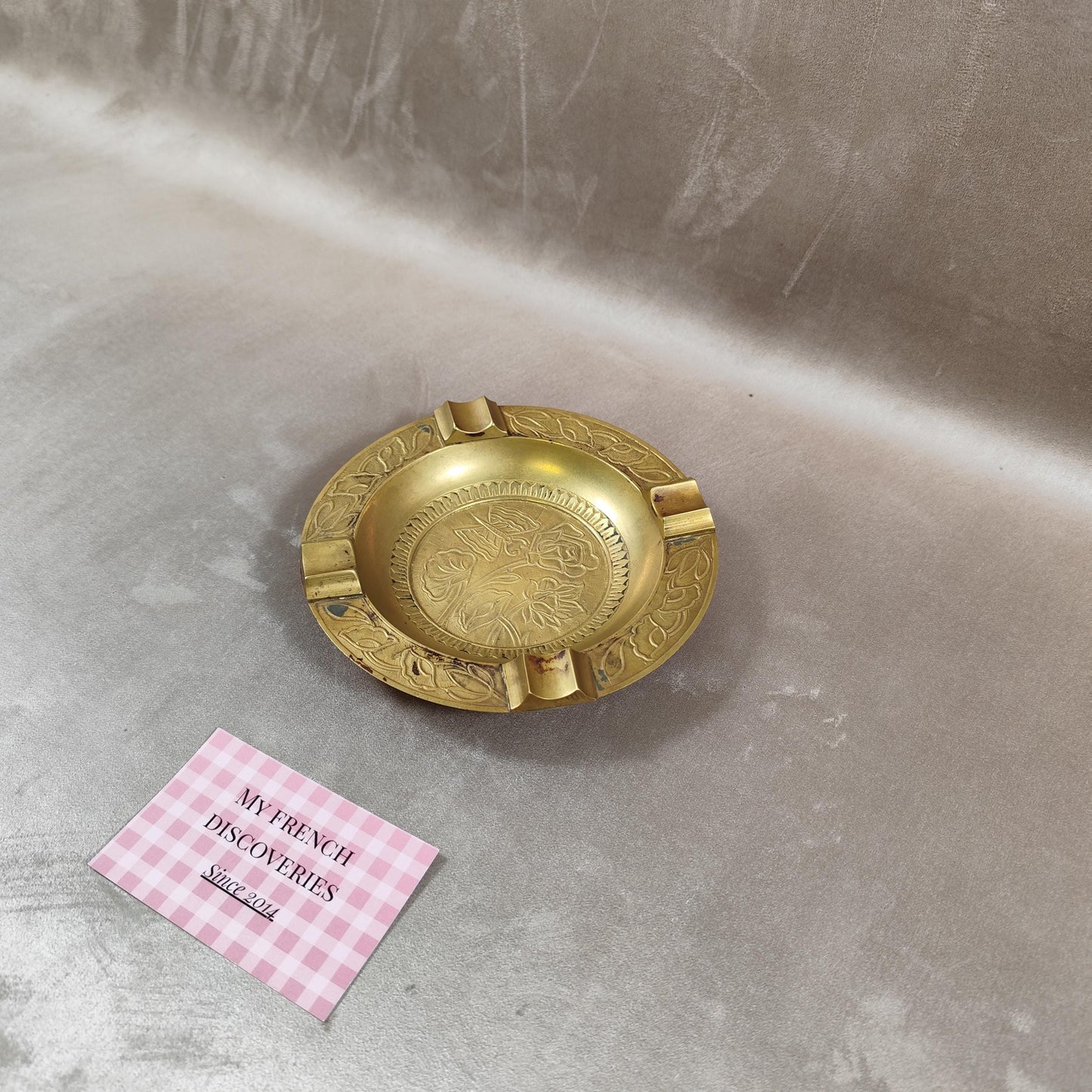 Cendrier ancien en laiton décor floral gravé Style Art nouveau