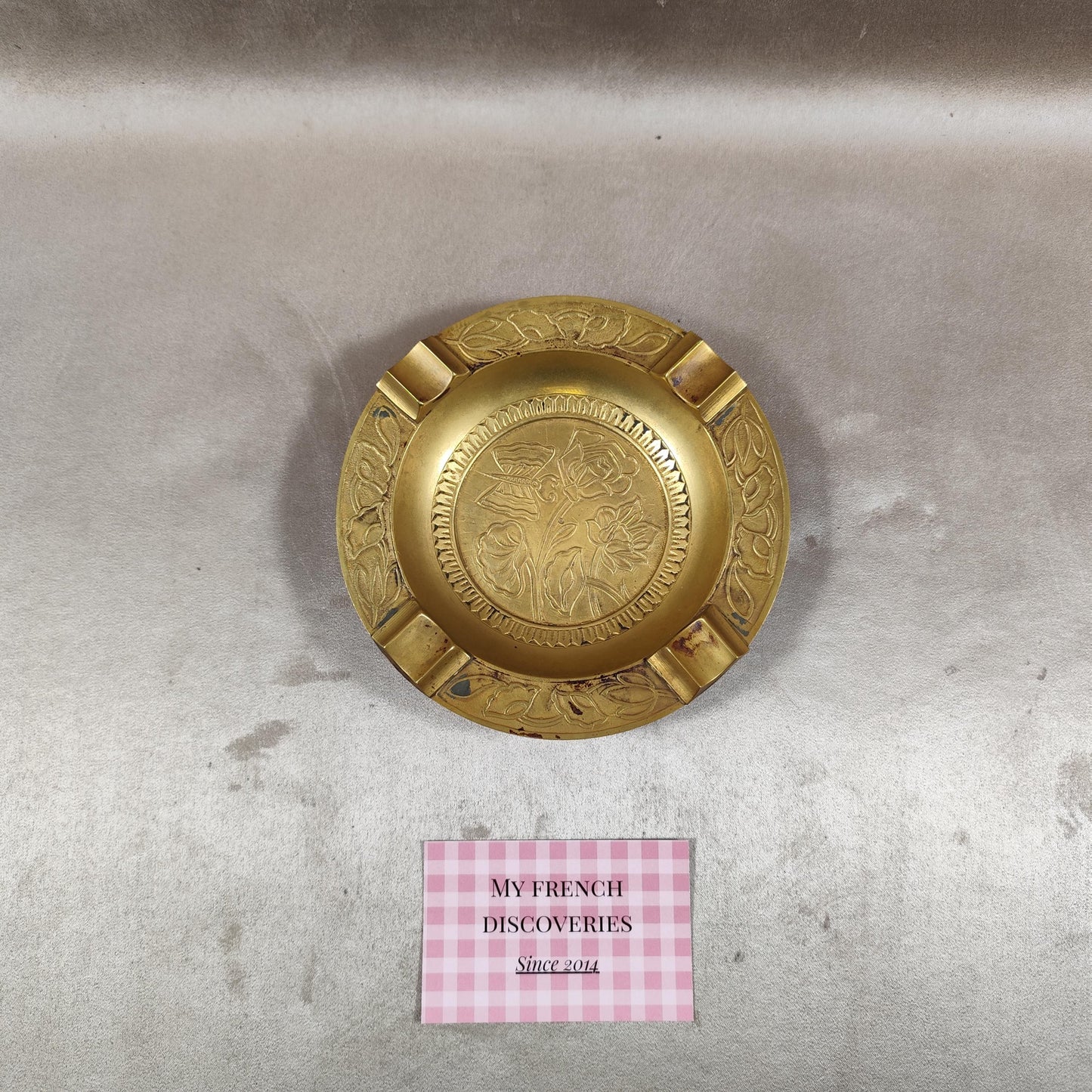 Cendrier ancien en laiton décor floral gravé Style Art nouveau