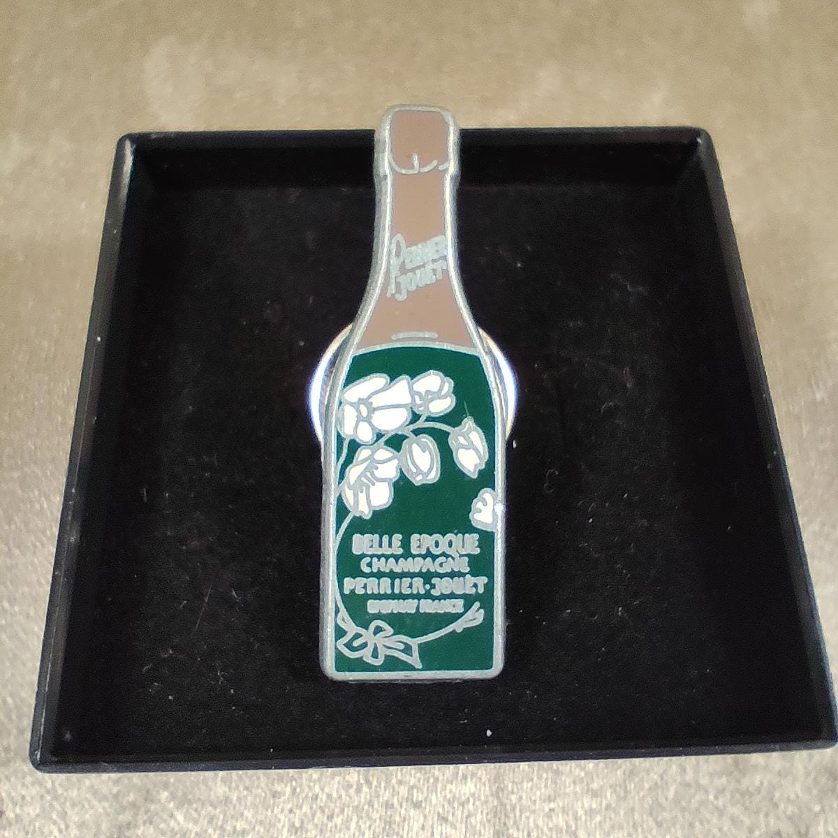Pins Perrier-Jouët Belle Époque Champagne français Objet publicitaire
