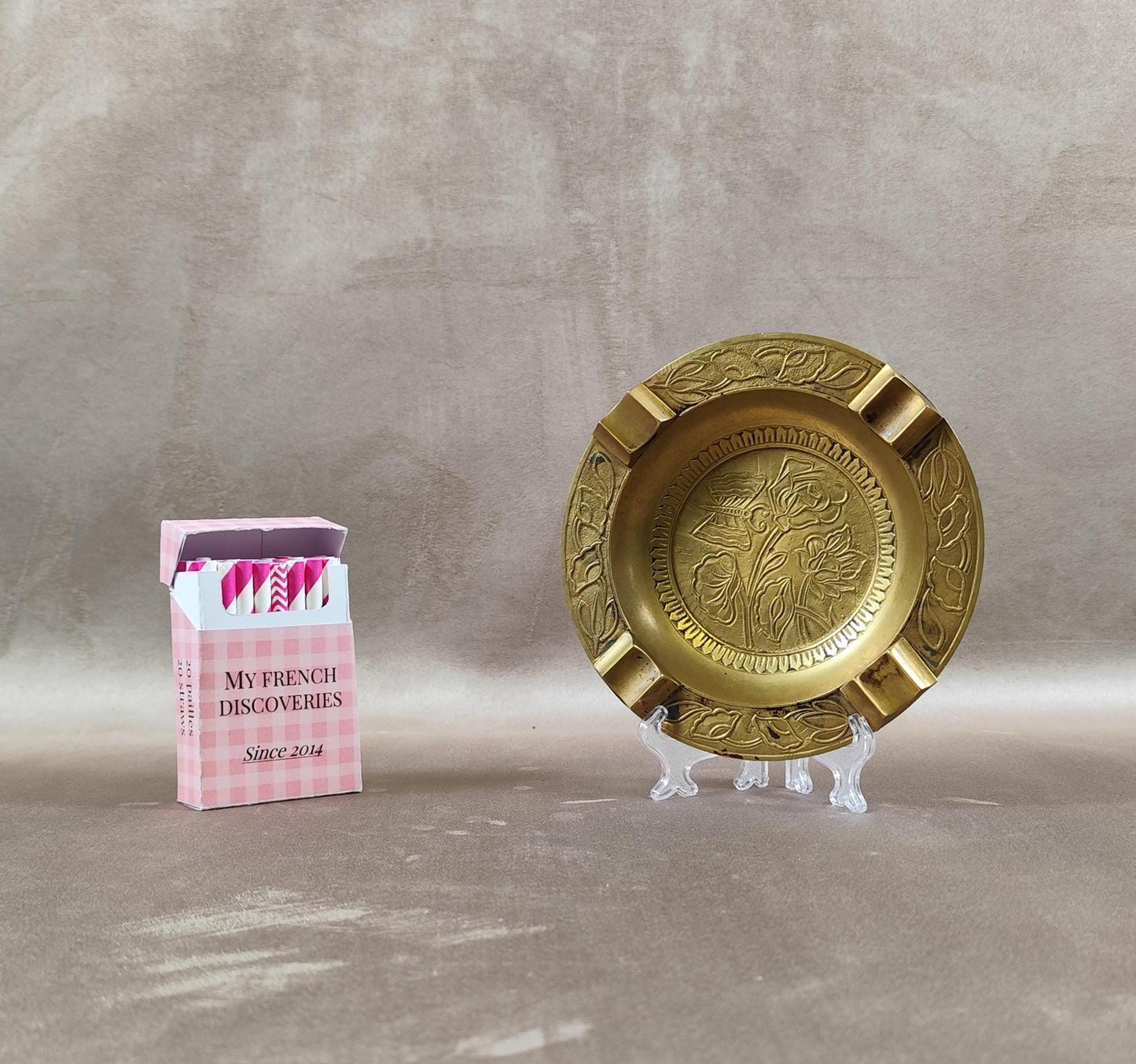 Cendrier ancien en laiton décor floral gravé Style Art nouveau