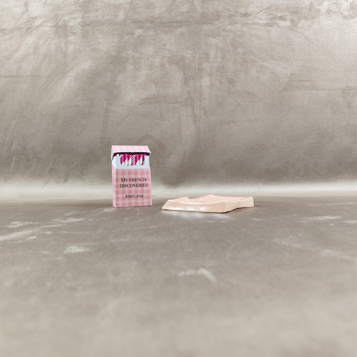 Cendrier publicitaire en porcelaine en forme denveloppe Réfrigérateurs Sigma-Frigo-Therm  Lyon