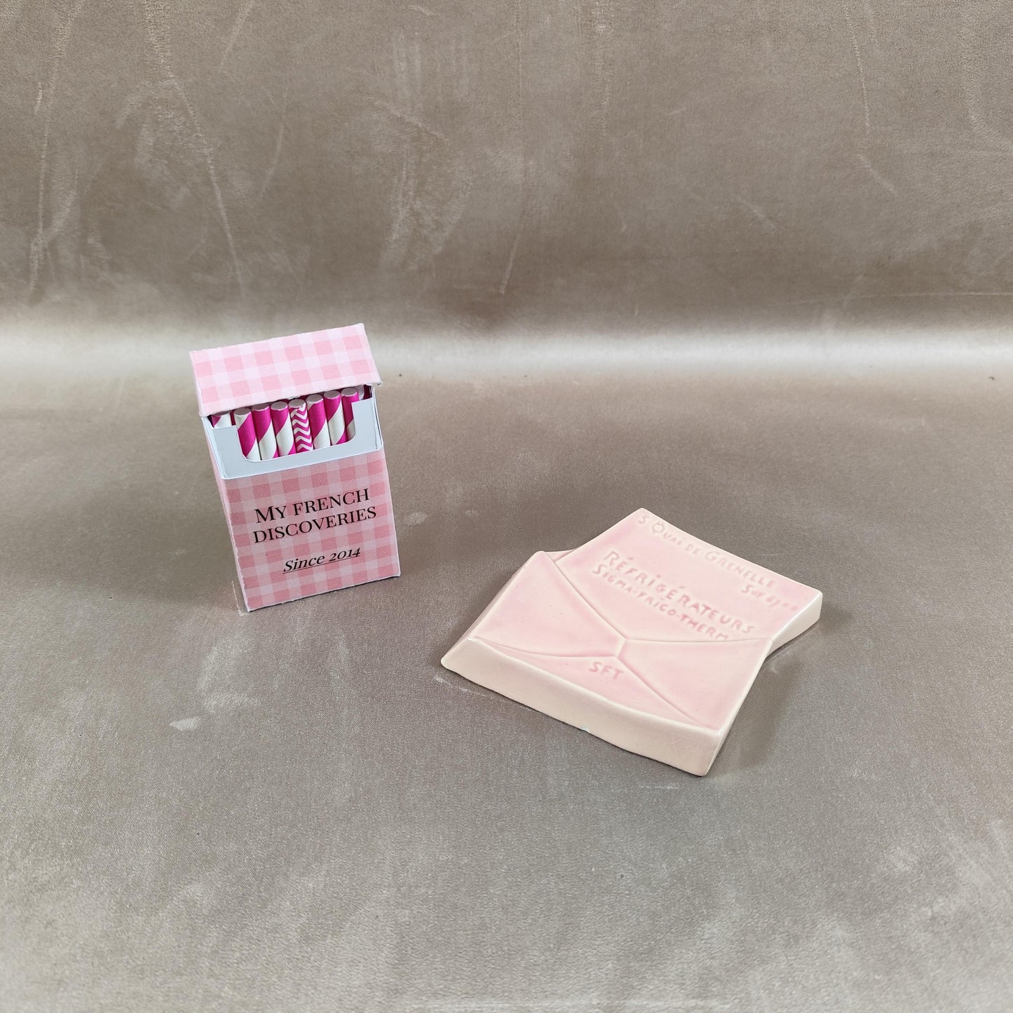 Cendrier publicitaire en porcelaine en forme denveloppe Réfrigérateurs Sigma-Frigo-Therm  Lyon