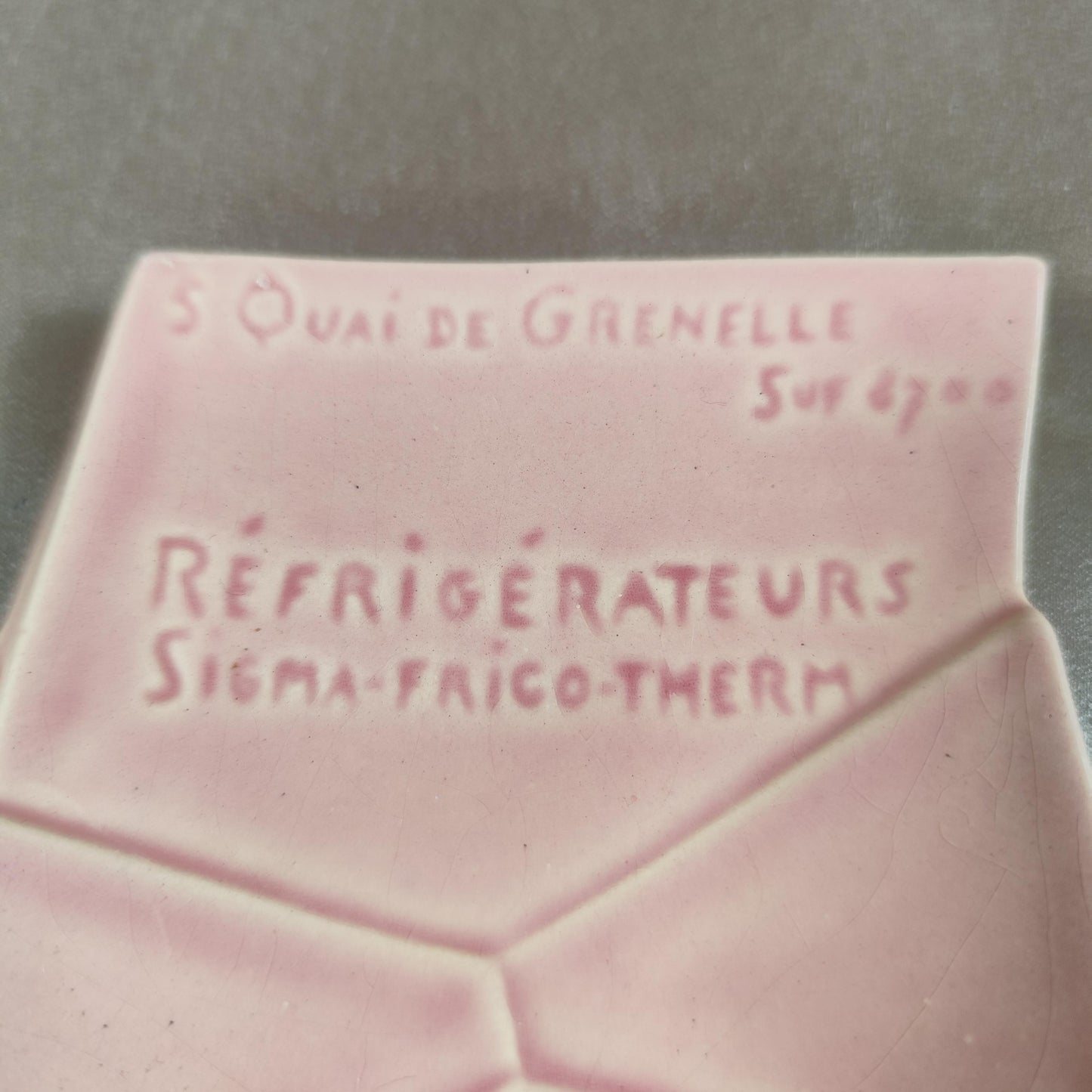 Cendrier publicitaire en porcelaine en forme denveloppe Réfrigérateurs Sigma-Frigo-Therm  Lyon
