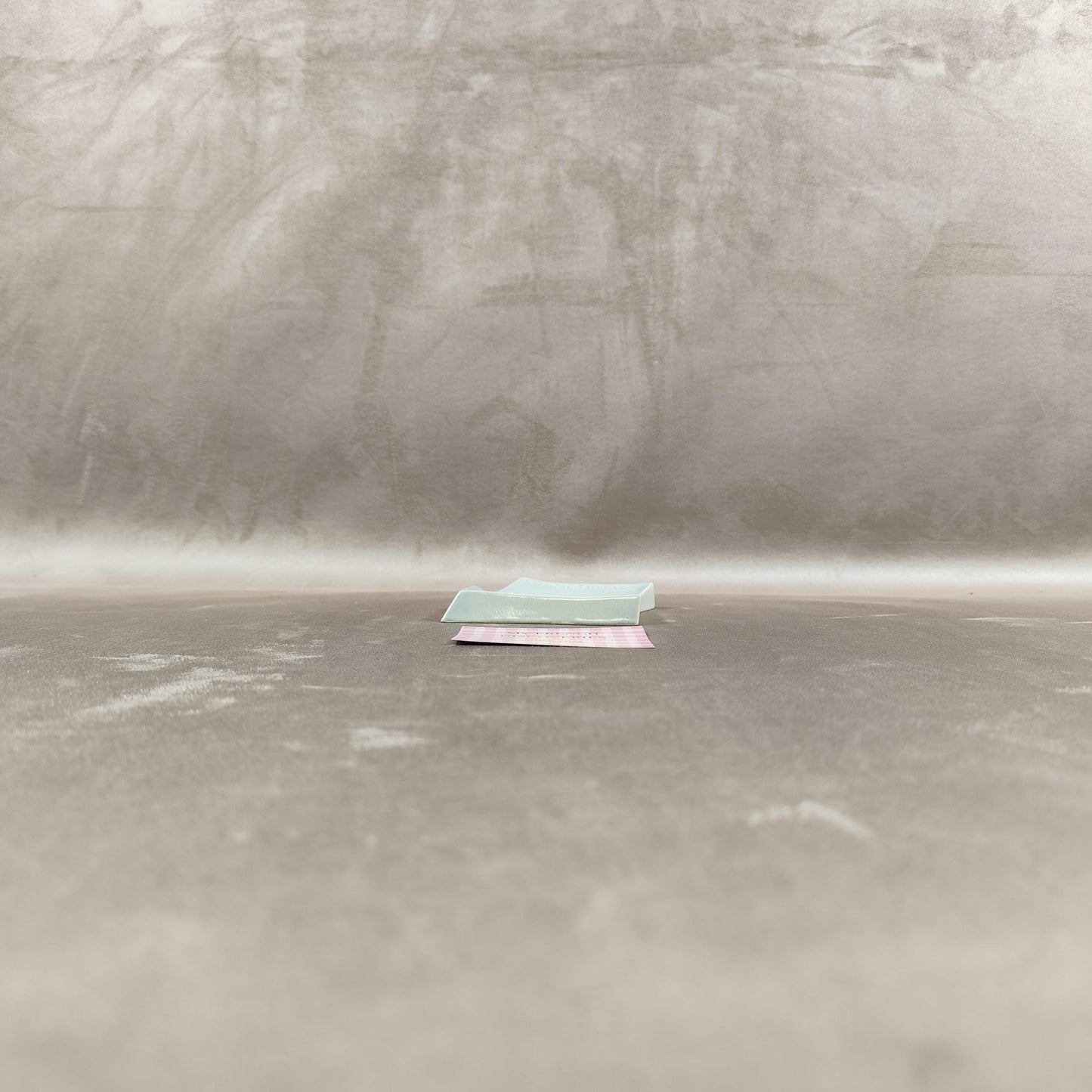 Cendrier publicitaire en porcelaine en forme denveloppe Réfrigérateurs Sigma-Frigo-Therm  Lyon