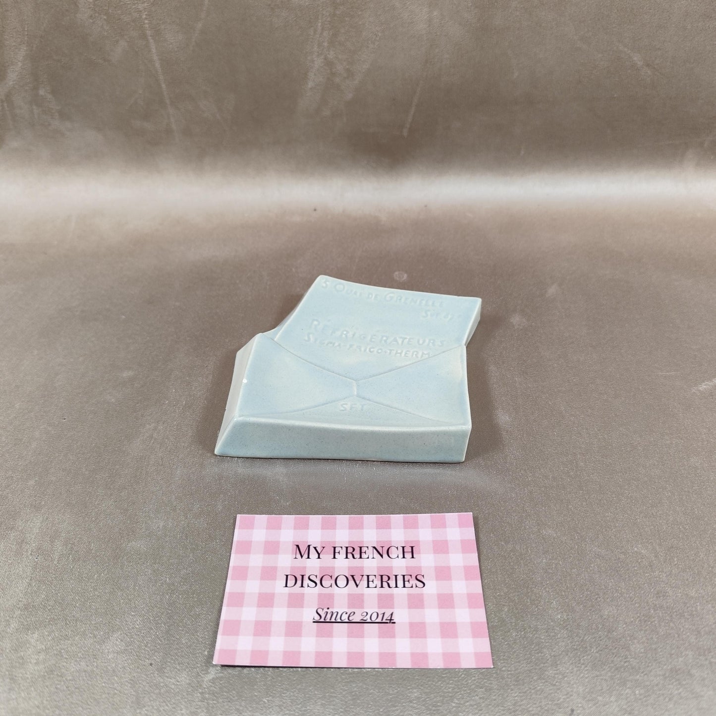 Cendrier publicitaire en porcelaine en forme denveloppe Réfrigérateurs Sigma-Frigo-Therm  Lyon