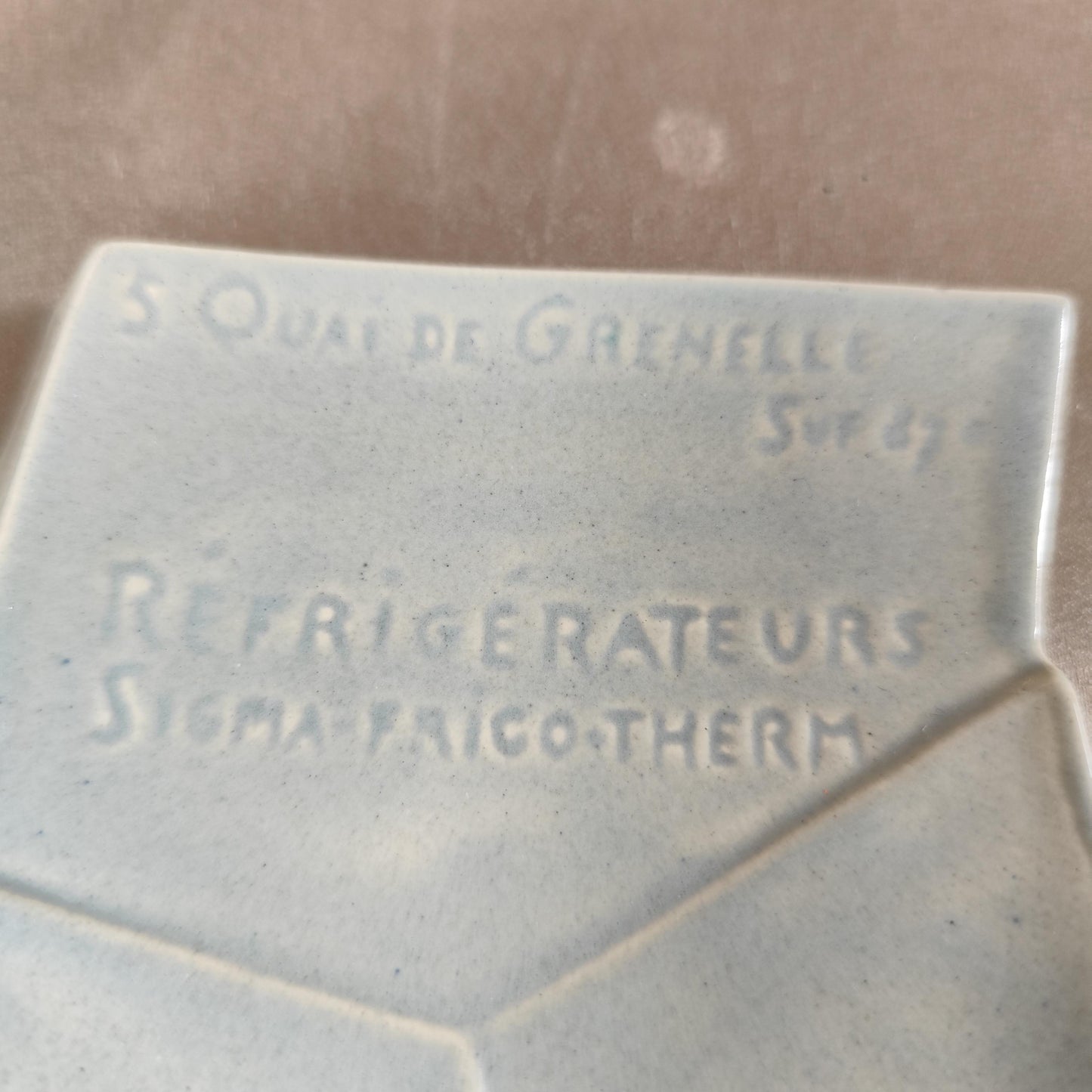 Cendrier publicitaire en porcelaine en forme denveloppe Réfrigérateurs Sigma-Frigo-Therm  Lyon