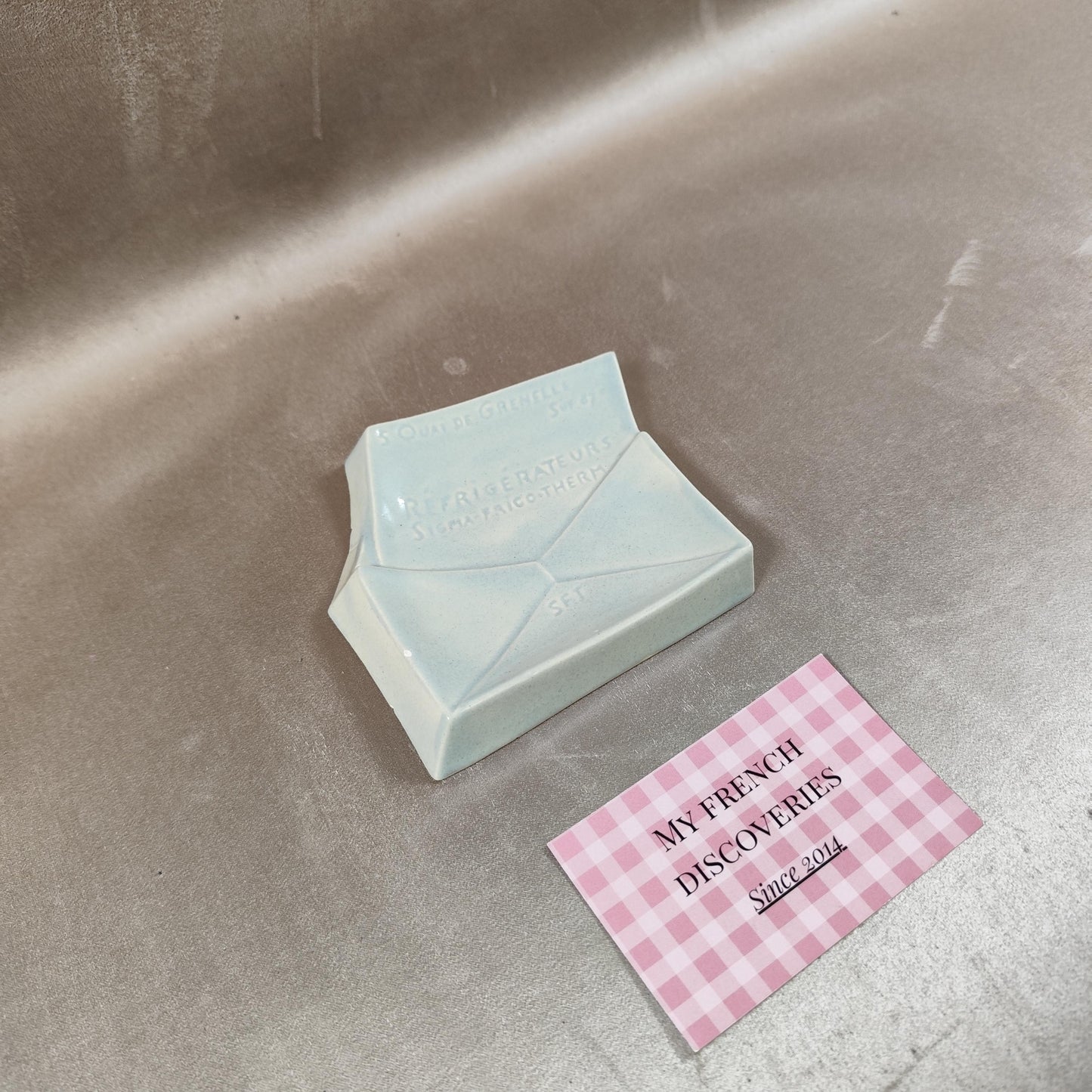 Cendrier publicitaire en porcelaine en forme denveloppe Réfrigérateurs Sigma-Frigo-Therm  Lyon