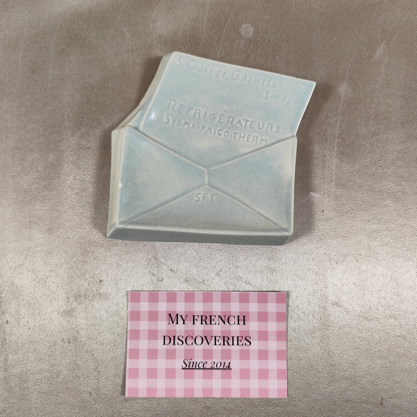 Cendrier publicitaire en porcelaine en forme denveloppe Réfrigérateurs Sigma-Frigo-Therm  Lyon
