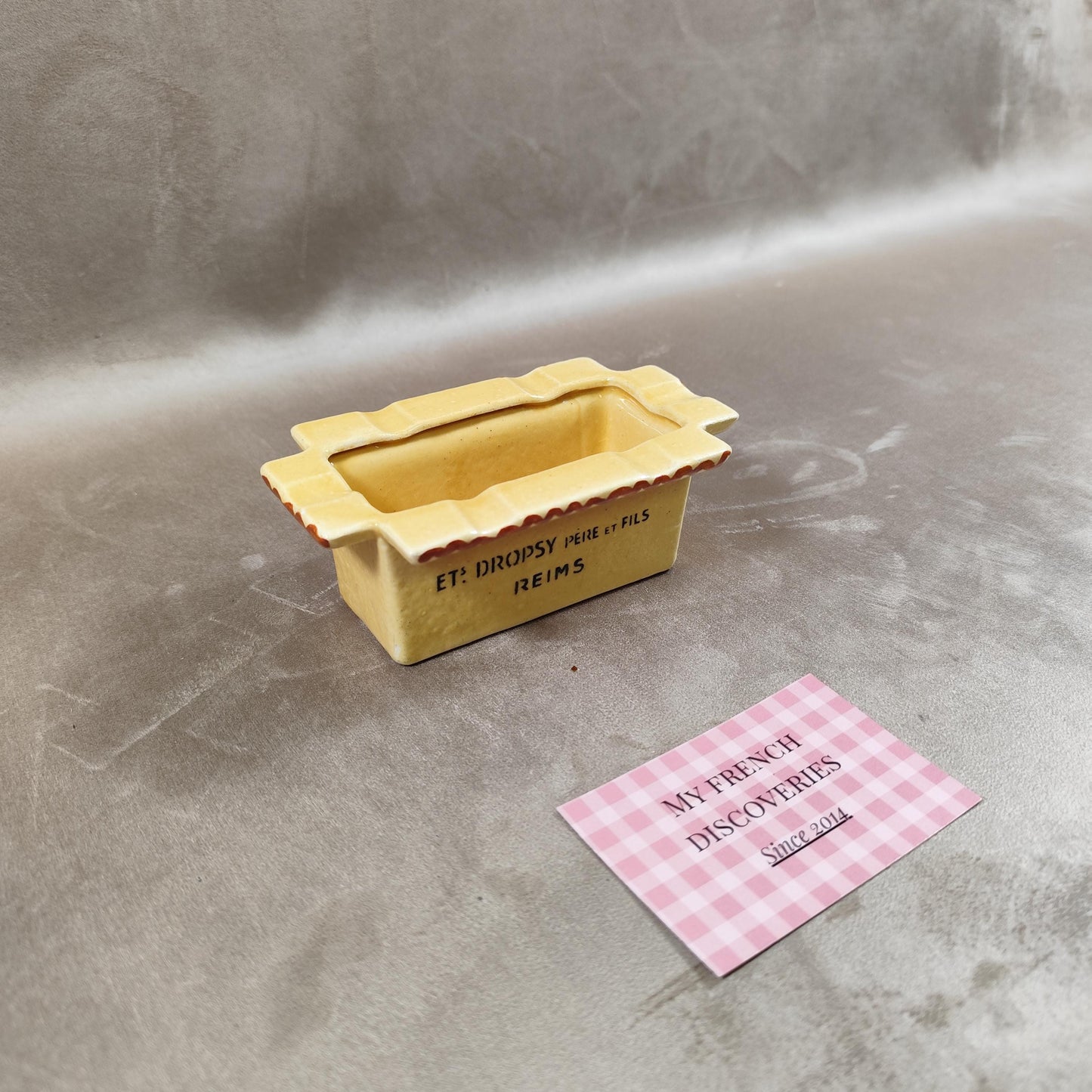 Cendrier publicitaire Dropsy Père et Fils en céramique Forme carton demballage Reims