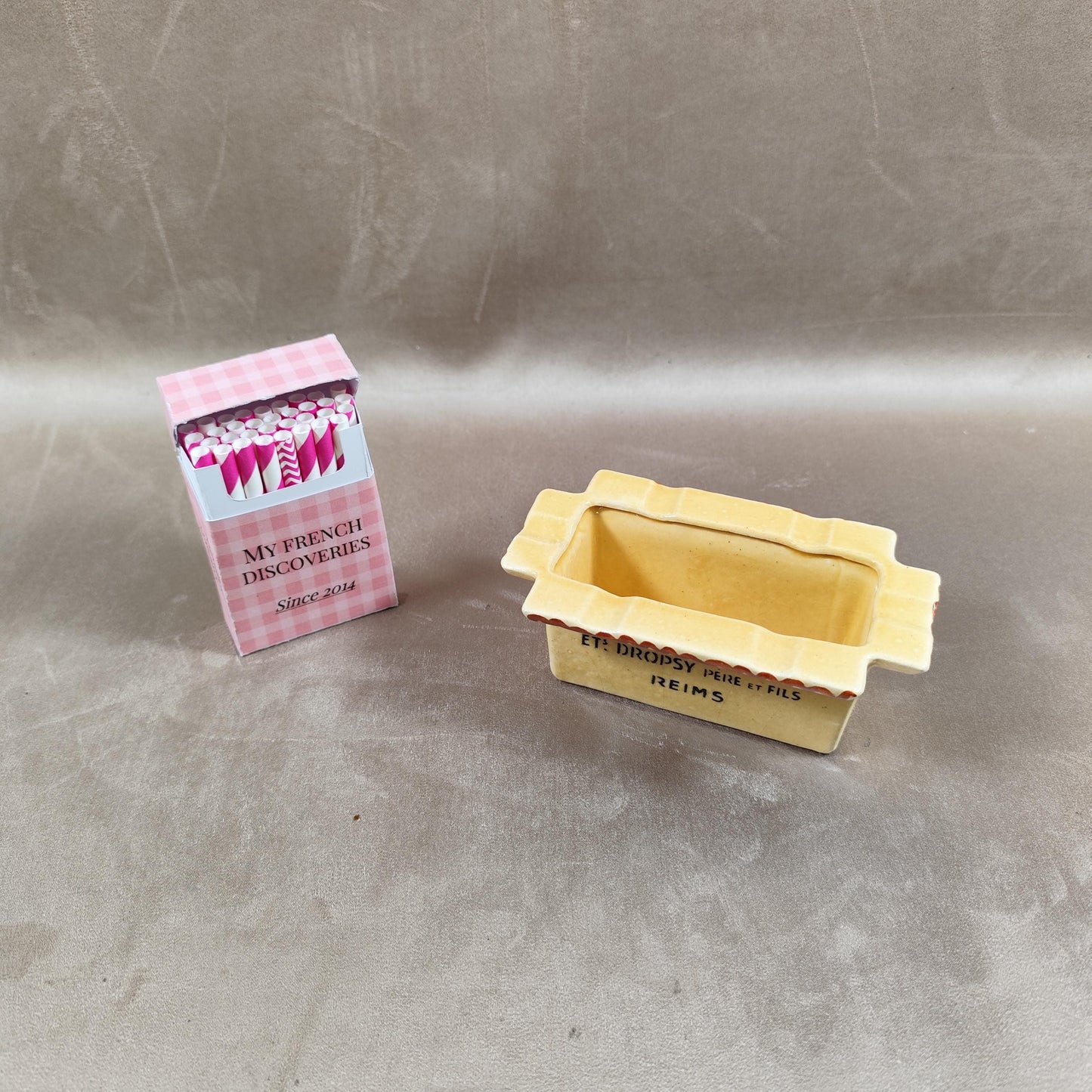 Cendrier publicitaire Dropsy Père et Fils en céramique Forme carton demballage Reims