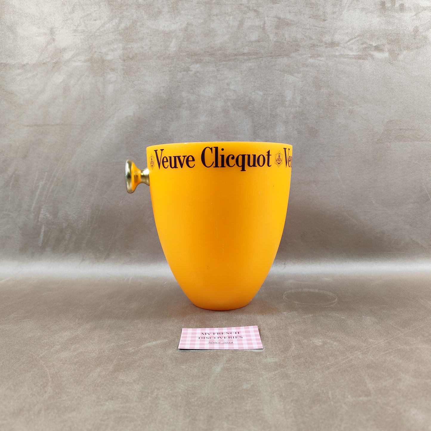 Seau à champagne Veuve Clicquot en plastique orange Modèle publicitaire avec poignée dorée
