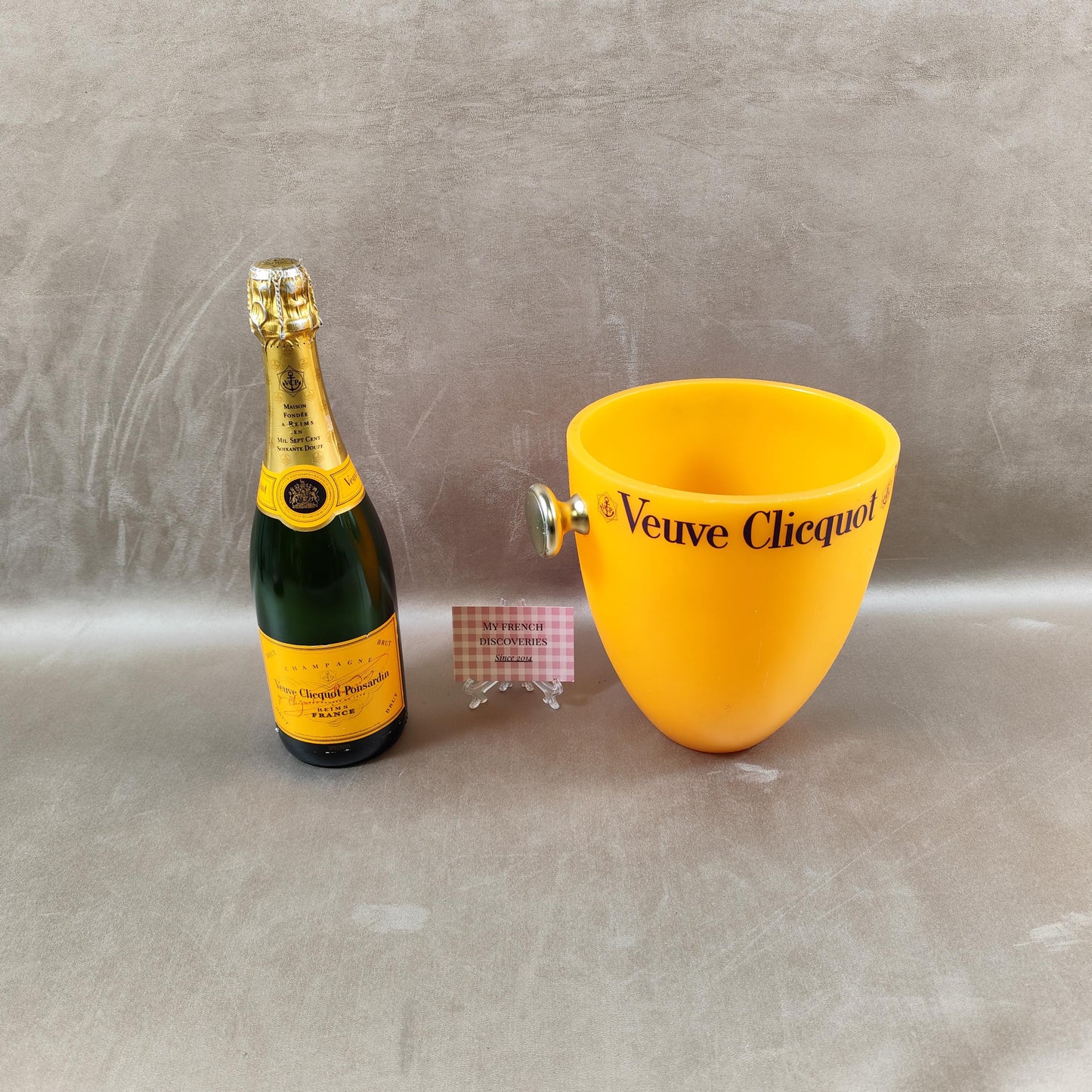Seau à champagne Veuve Clicquot en plastique orange Modèle publicitaire avec poignée dorée