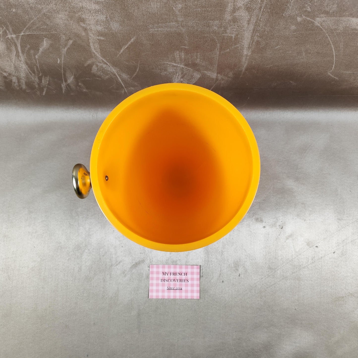 Seau à champagne Veuve Clicquot en plastique orange Modèle publicitaire avec poignée dorée