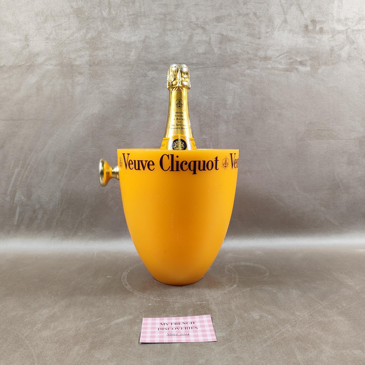 Seau à champagne Veuve Clicquot en plastique orange Modèle publicitaire avec poignée dorée