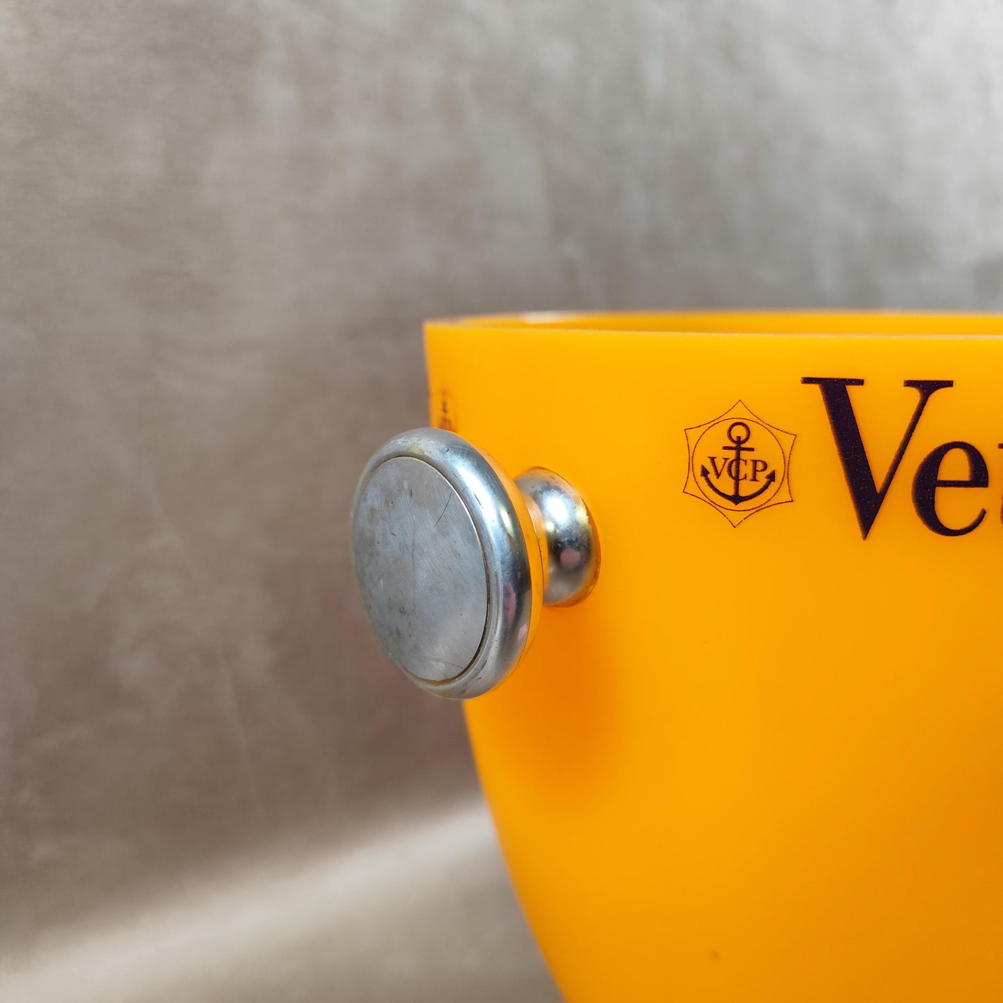 Seau à champagne Veuve Clicquot en plastique orange Poignée argent Vintage bar