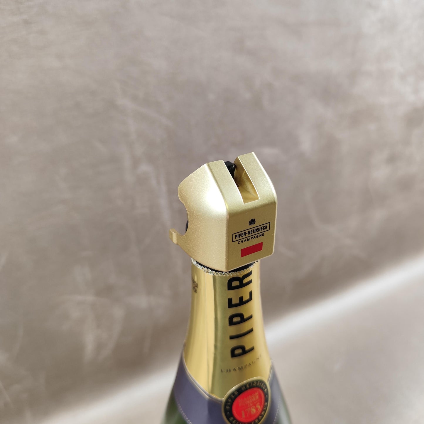 Bouchon stoppeur champagne Piper-Heidsieck en plastique doré Accessoire publicitaire