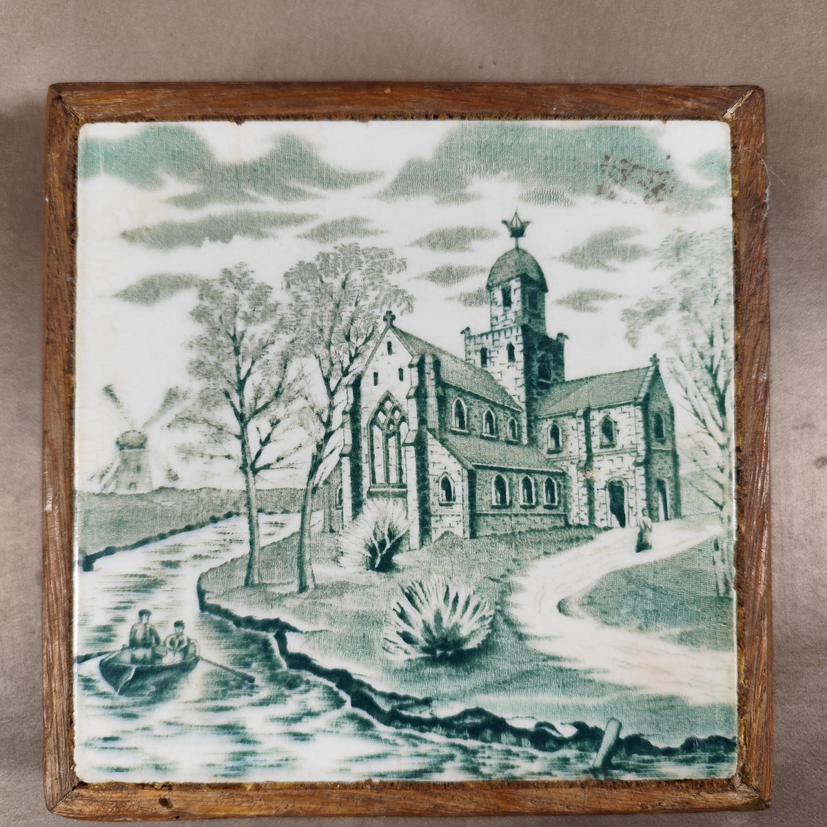Dessous de plat ancien en faïence et bois Décor paysage architectural