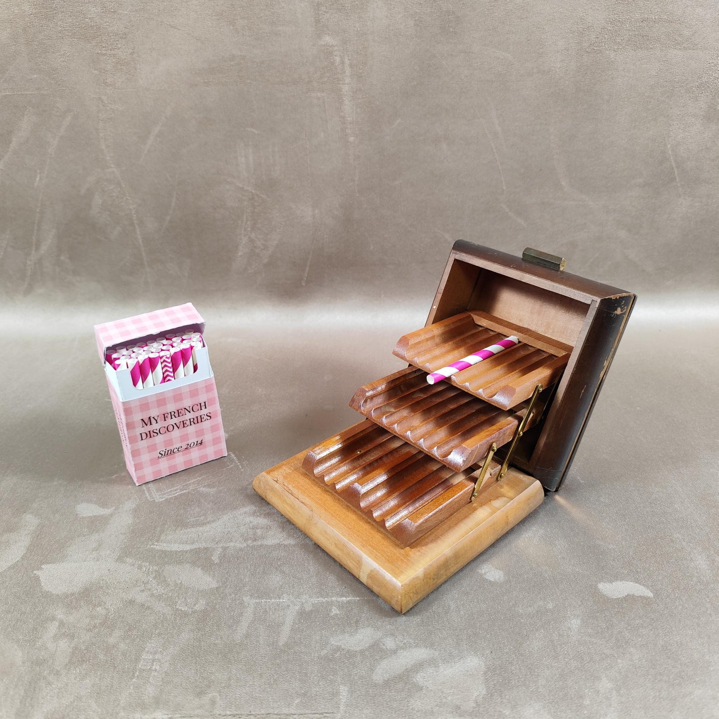 Distributeur à cigarettes ancien en bois Boîte mécanique vintage Accessoire fumeur
