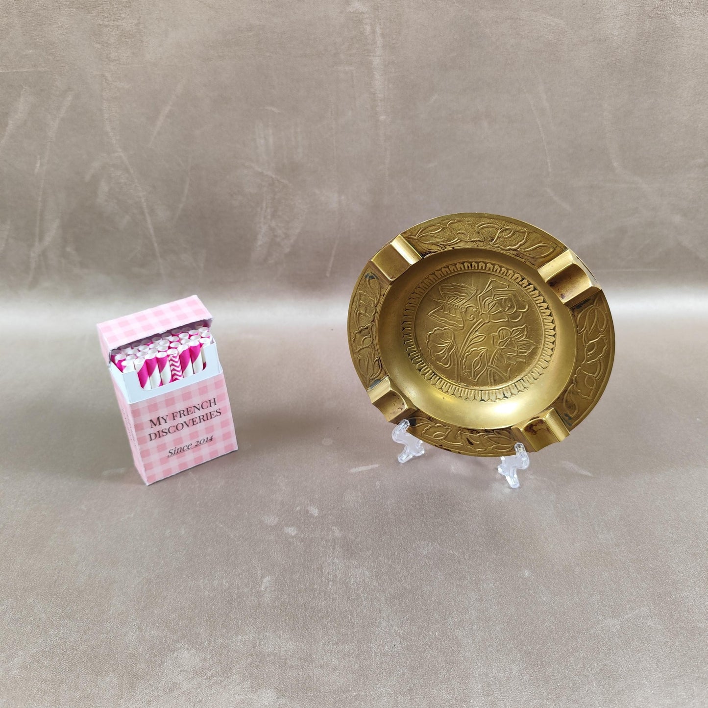 Cendrier ancien en laiton décor floral gravé Style Art nouveau