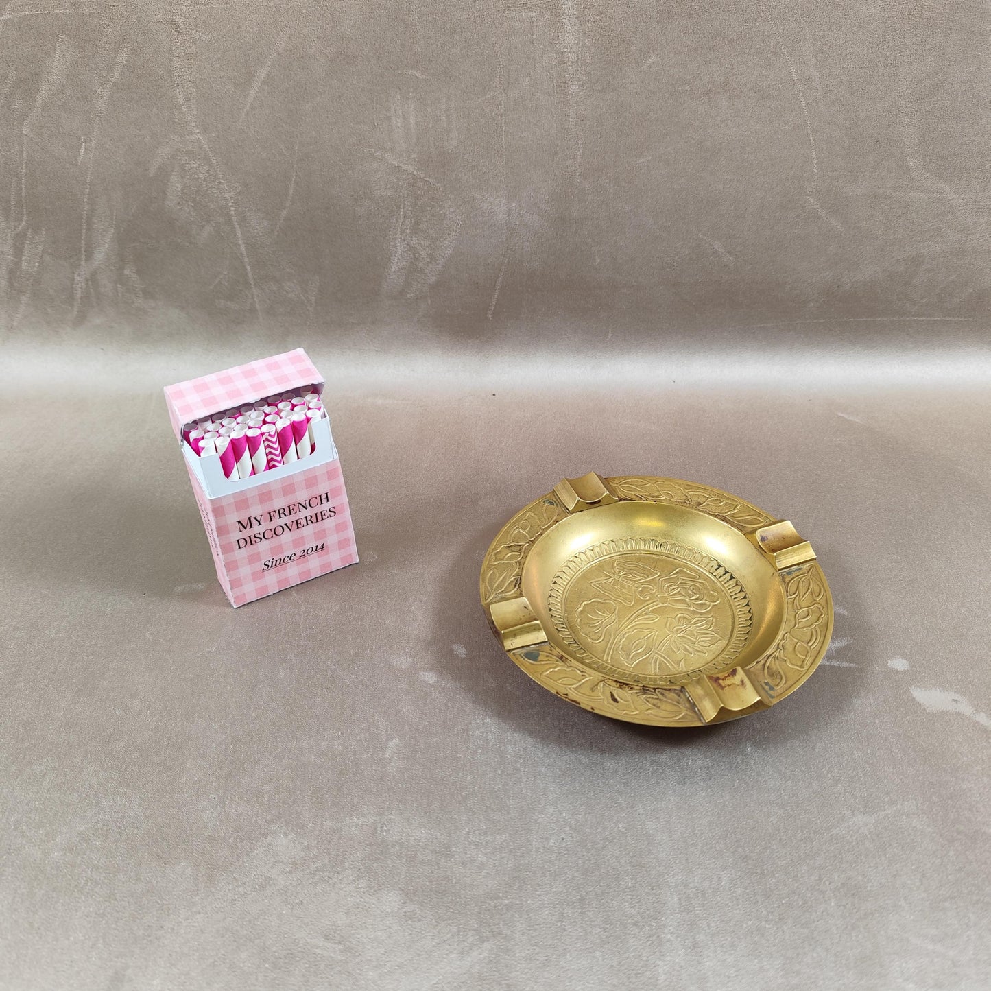 Cendrier ancien en laiton décor floral gravé Style Art nouveau