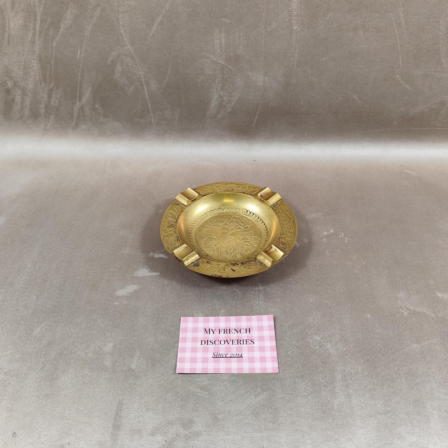 Cendrier ancien en laiton décor floral gravé Style Art nouveau